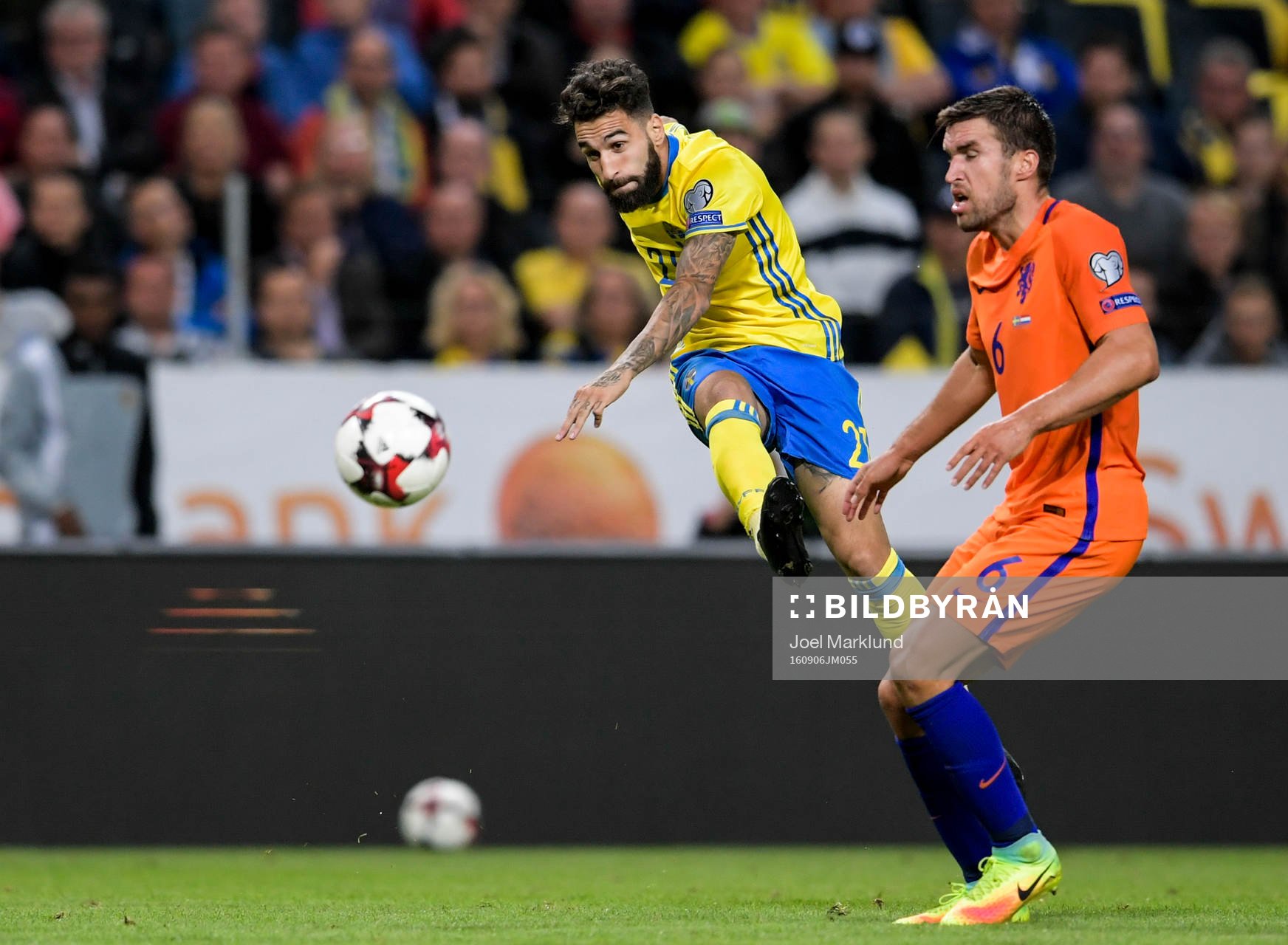 Sveriges Jimmy Durmaz skjuter bredvid Hollands Kevin