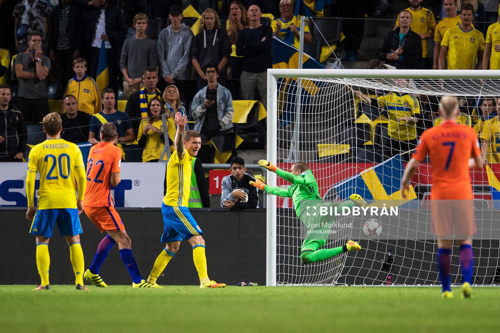 Sveriges Victor Nilsson Lindelöf gestikulerar när bollen