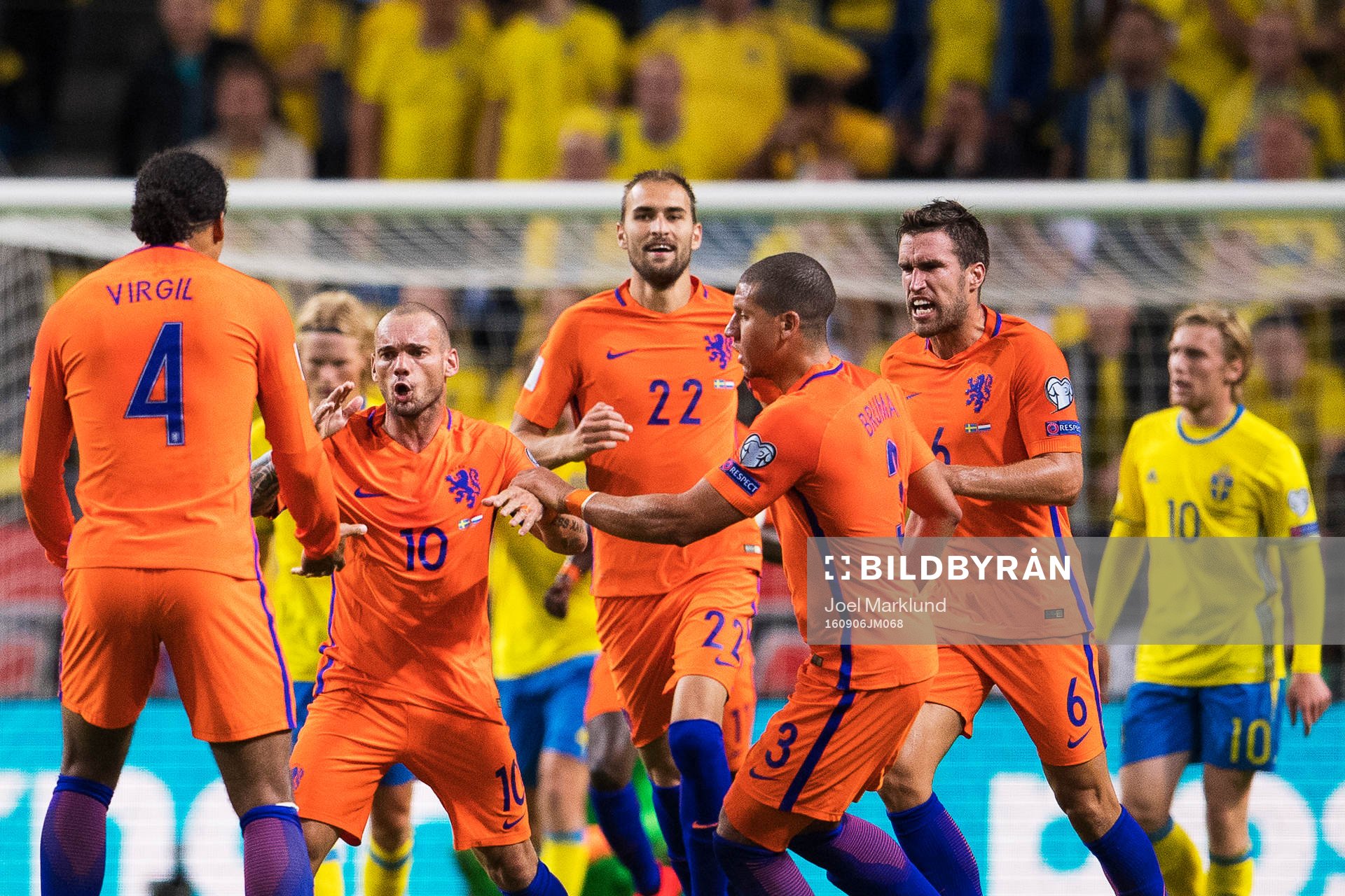 Hollands Wesley Sneijder (nr 10) jublar tillsammans med lagkamrater efter att ha gjort 1-1 under fotbollsmatchen i VM-kvalet mellan Sverige och Holland den 6 september 2016 i Stockholm.