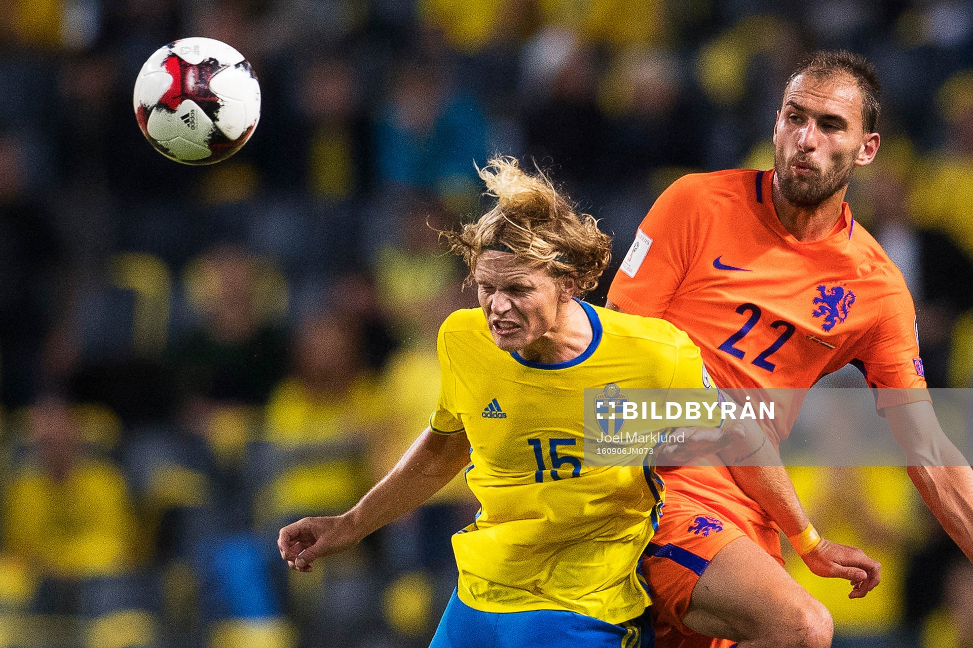 Sveriges Oscar Hiljemark och Hollands Bas Dost i en