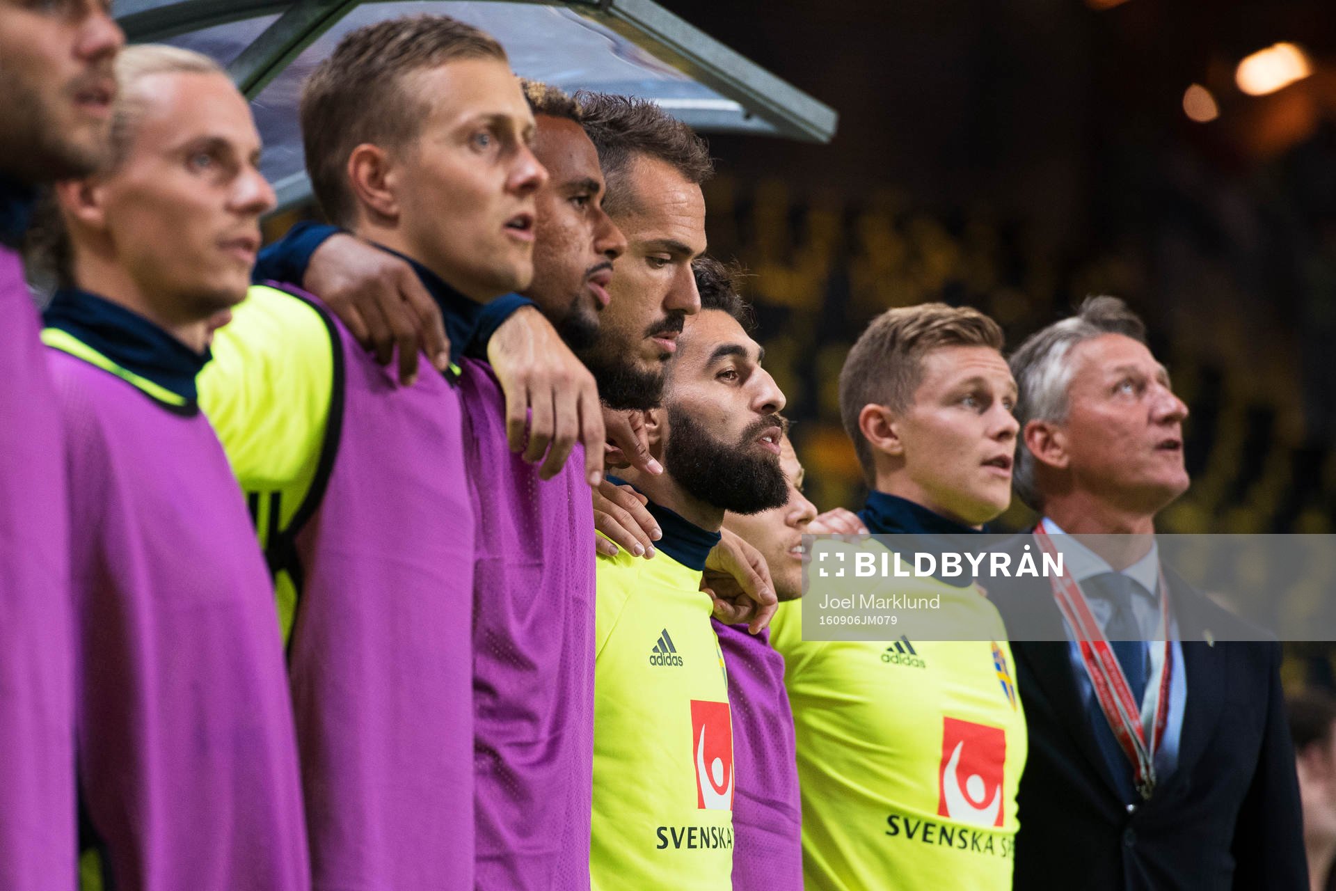 Sveriges Jimmy Durmaz sjunger