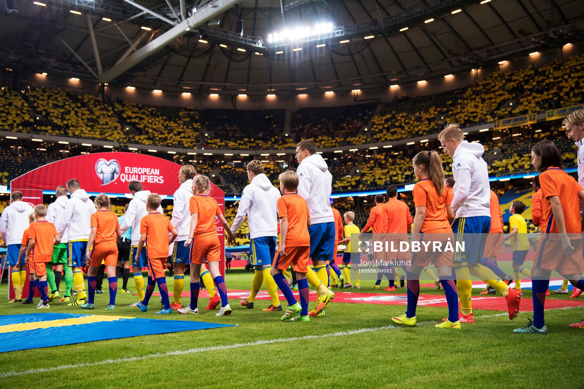 Sveriges spelare gör entré till fotbollsmatchen i