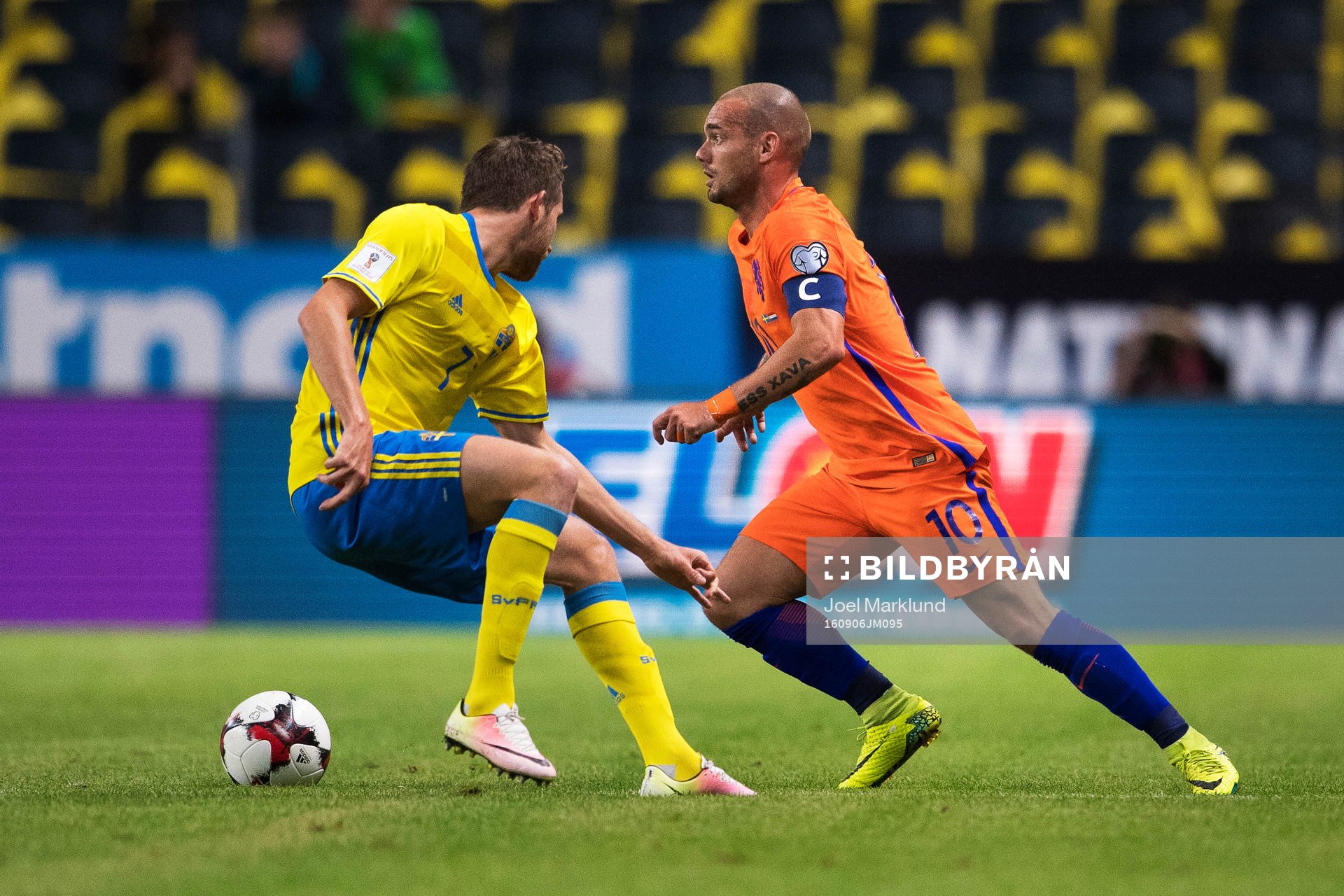Sveriges Marcus Rohdén och Hollands Wesley Sneijder