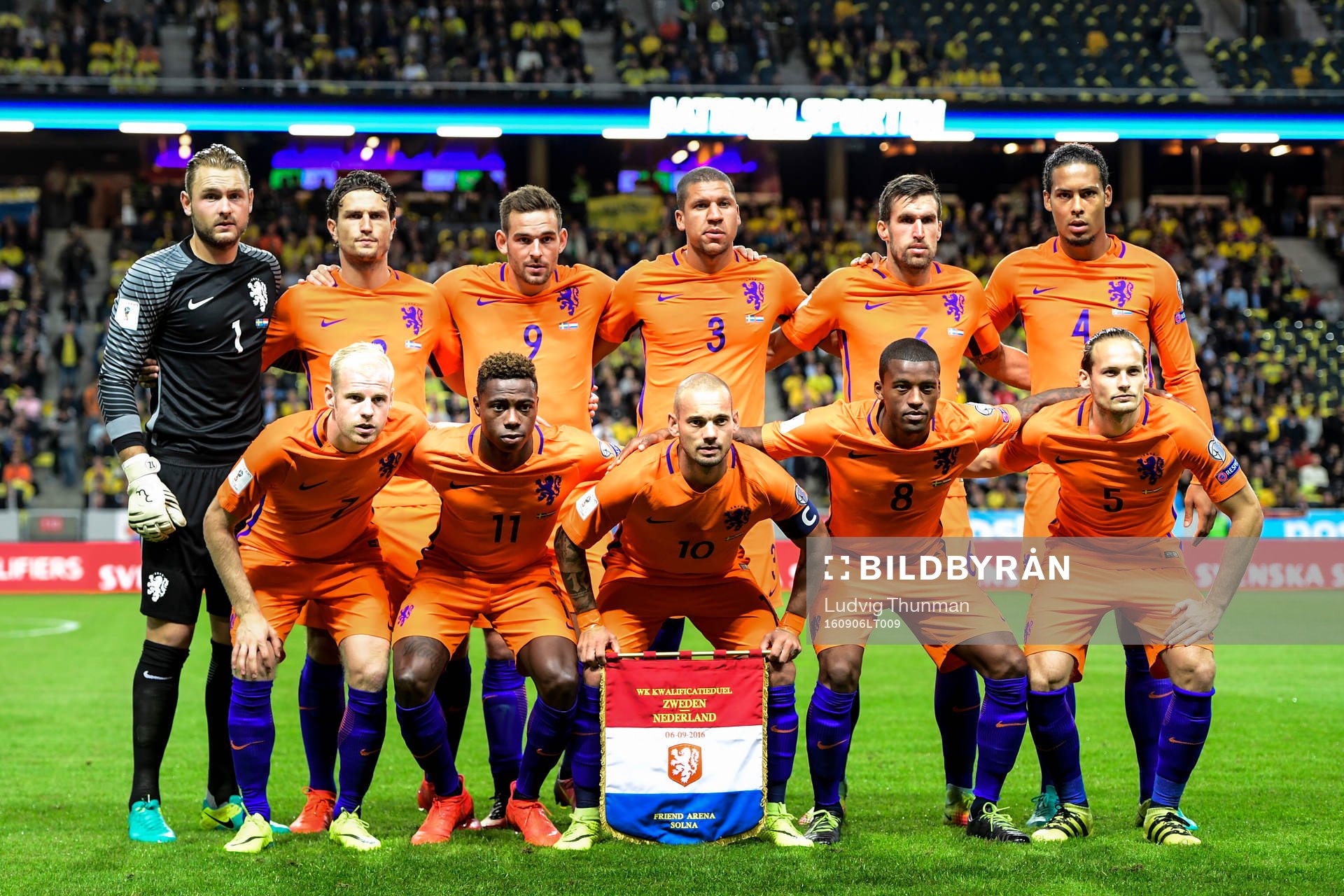 Hollands startelva ställer upp för en lagbild, övre raden från vänster, målvakt Jeroen Zoet, Georginio Wijnaldum, Vincent Janssen, Jeffrey Bruma, Kevin Strootman och Virgil van Dijk. Nedre raden från vänster, Davy Klaassen, Quincy Promes, Wesley Sneijder, Georginio Wijnaldum och Daley Blind under fotbollsmatchen i VM-kvalet mellan Sverige och Holland den 6 september 2016 i Stockholm.