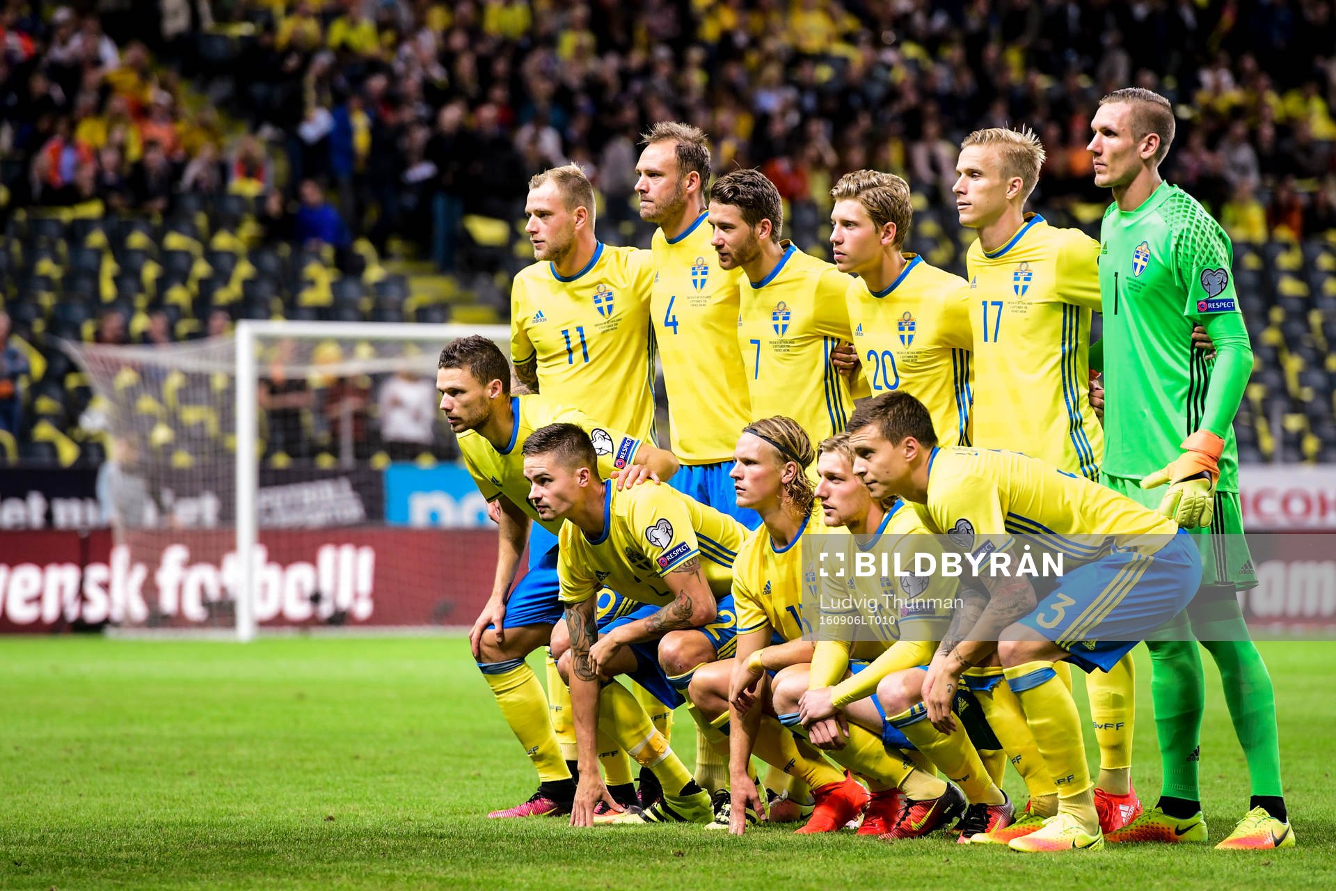 Sveriges startelva ställer upp för en lagbild, övre