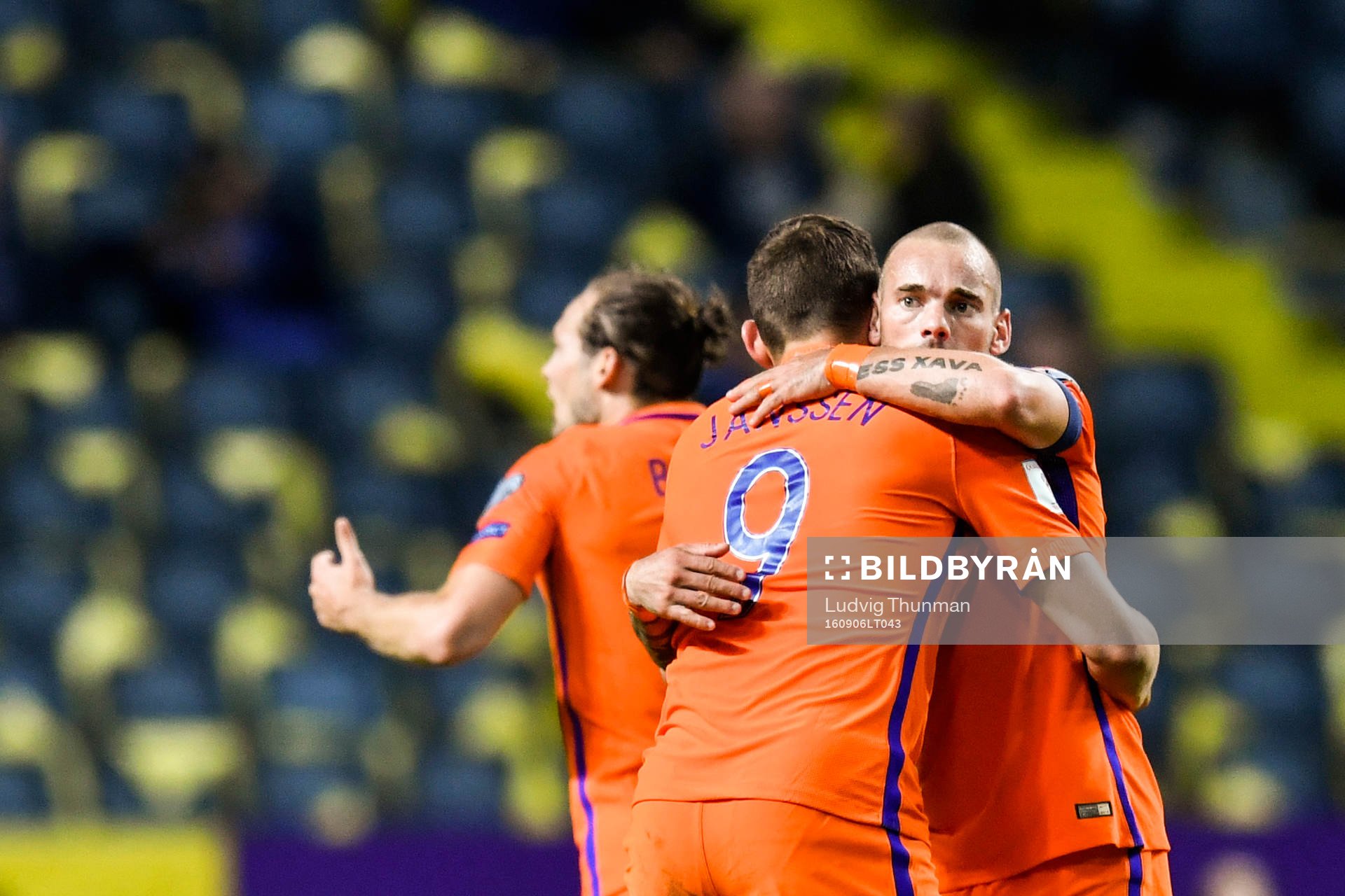 Hollands Wesley Sneijder kramas om av Vincent Janssen