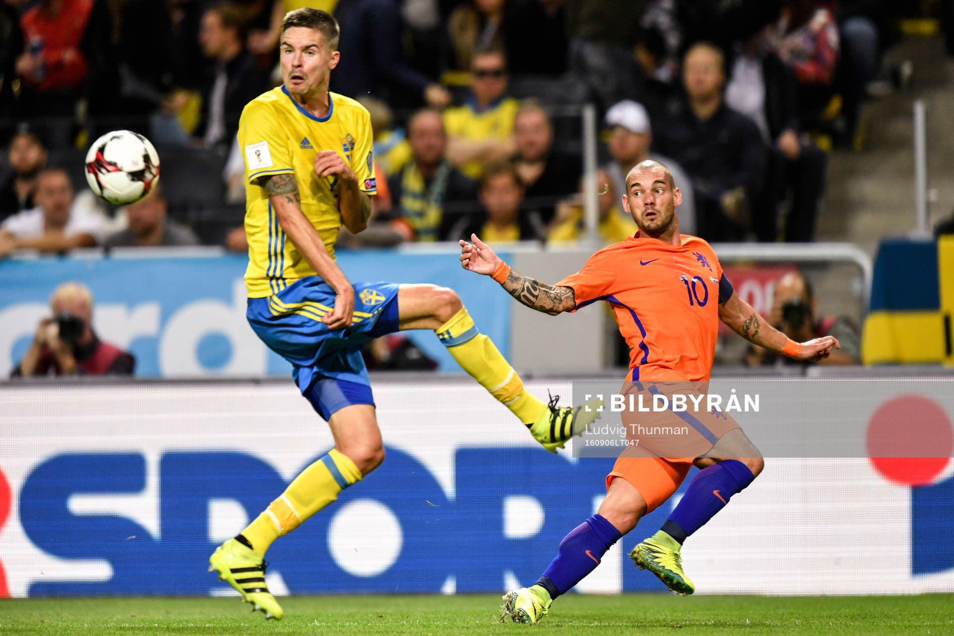 Sveriges Mikael Lustig och Hollands Wesley Sneijder
