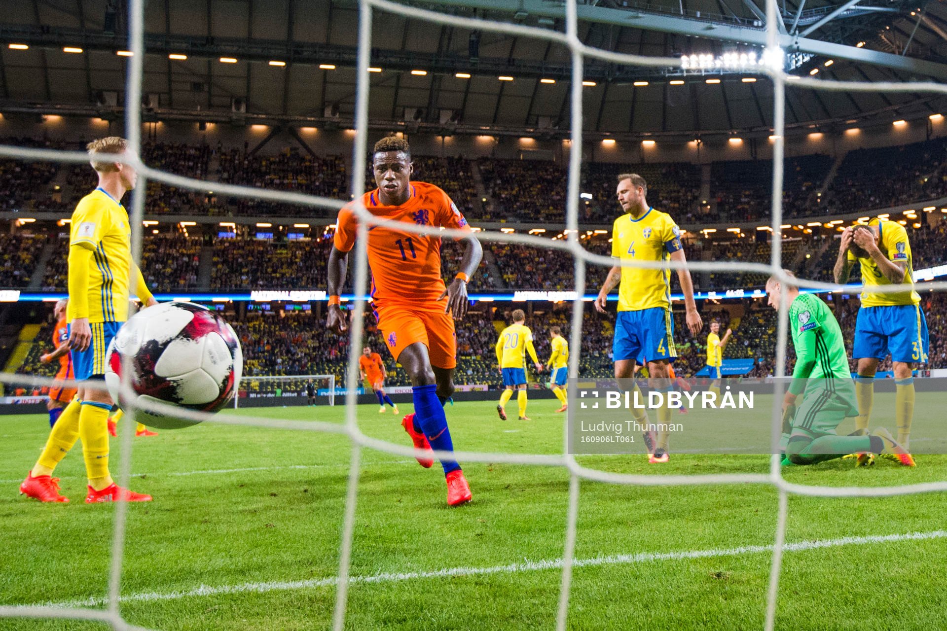 Sveriges Andreas Granqvist, målvakt Robin Olsen och Victor