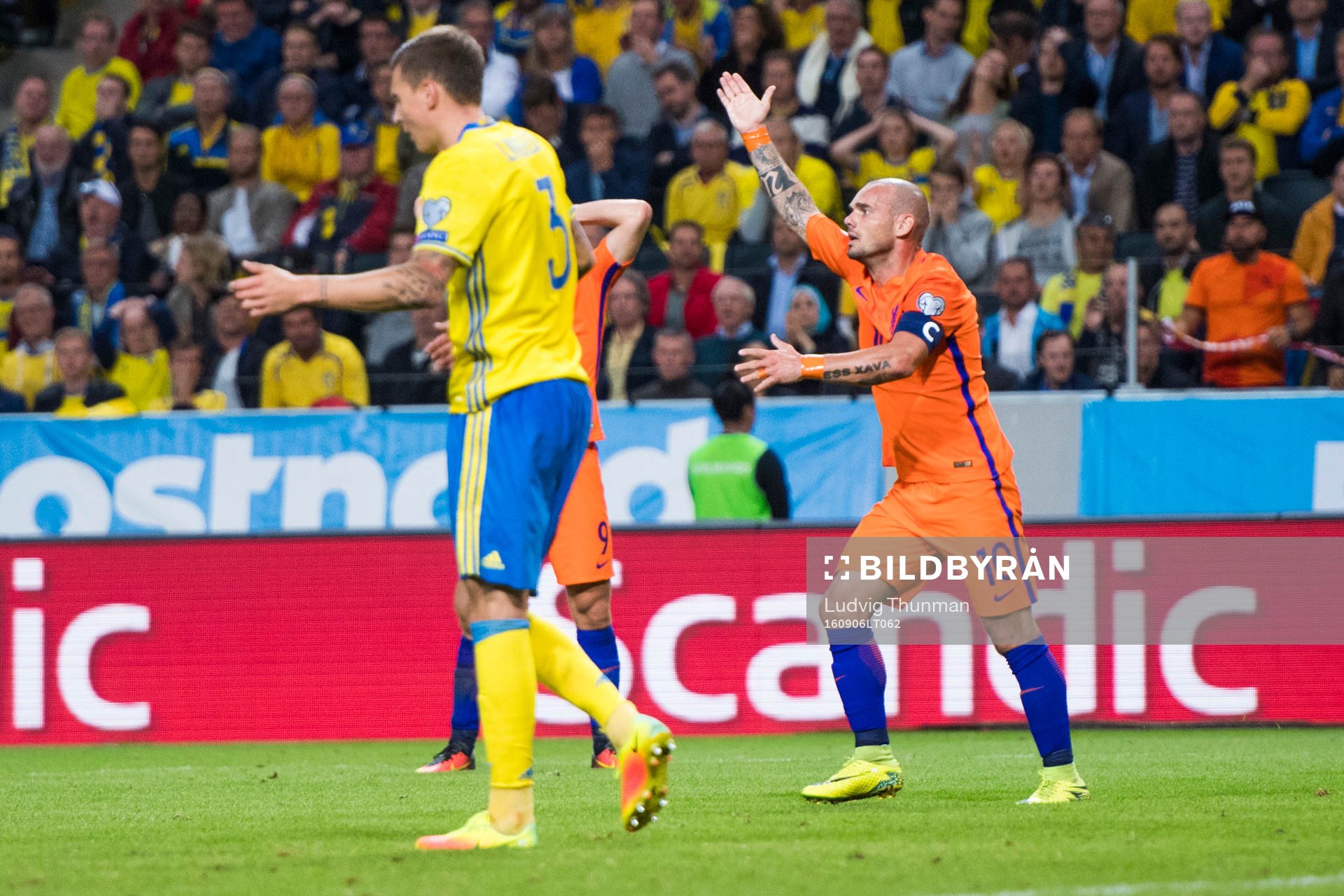 Hollands Wesley Sneijder reagerar på domaren