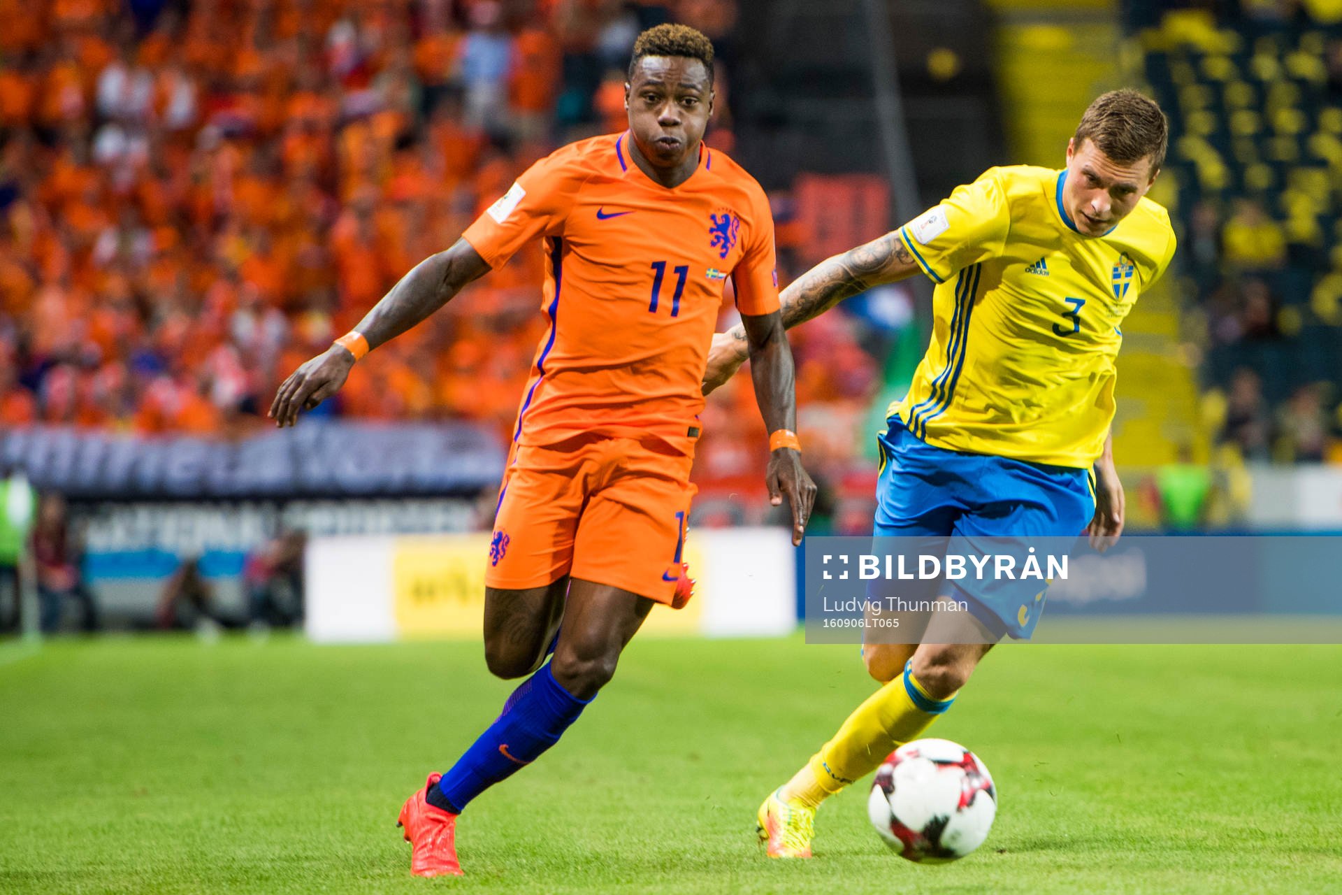Hollands Quincy Promes och Sveriges Victor Nilsson Lindelöf