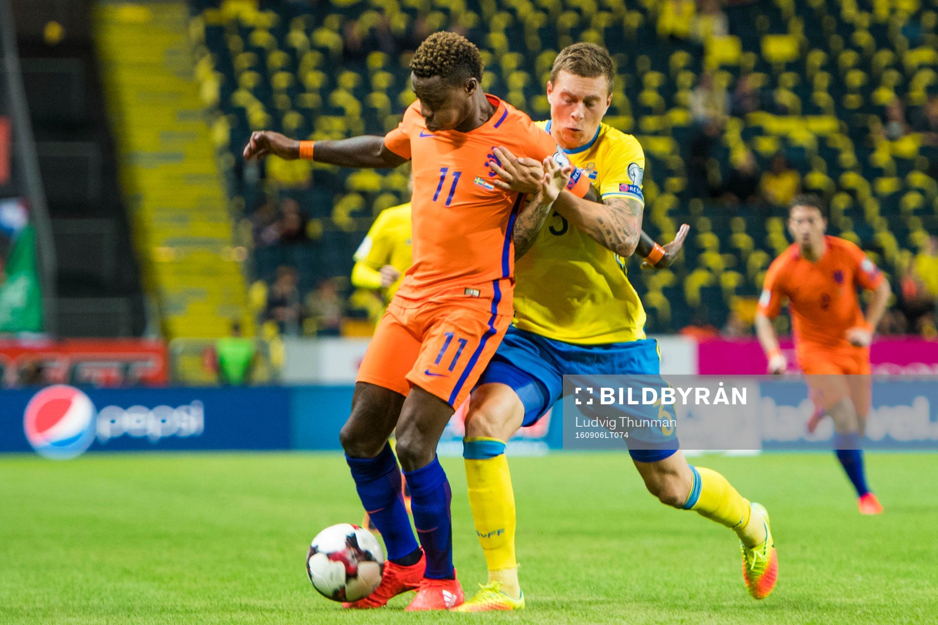 Hollands Quincy Promes och Sveriges Victor Nilsson Lindelöf
