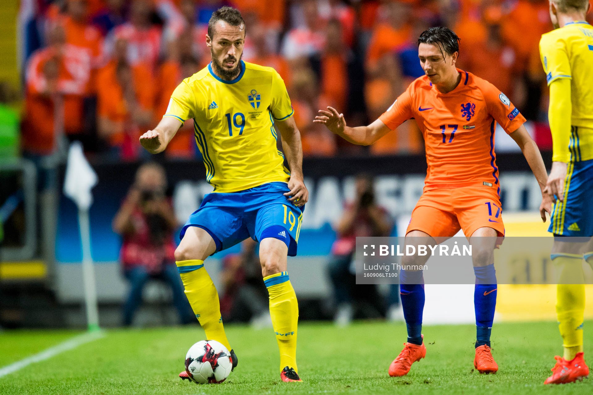 Sveriges Emir Kujovic bevakas av Hollands Steven Berghuis