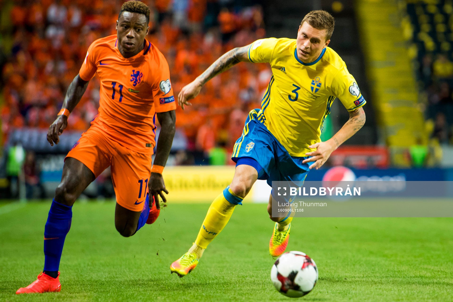 Hollands Quincy Promes jagar Sveriges Victor Nilsson