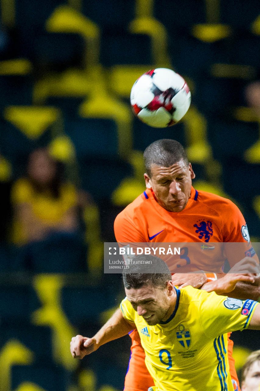 Hollands Jeffrey Bruma nickar undan över Sveriges Marcus