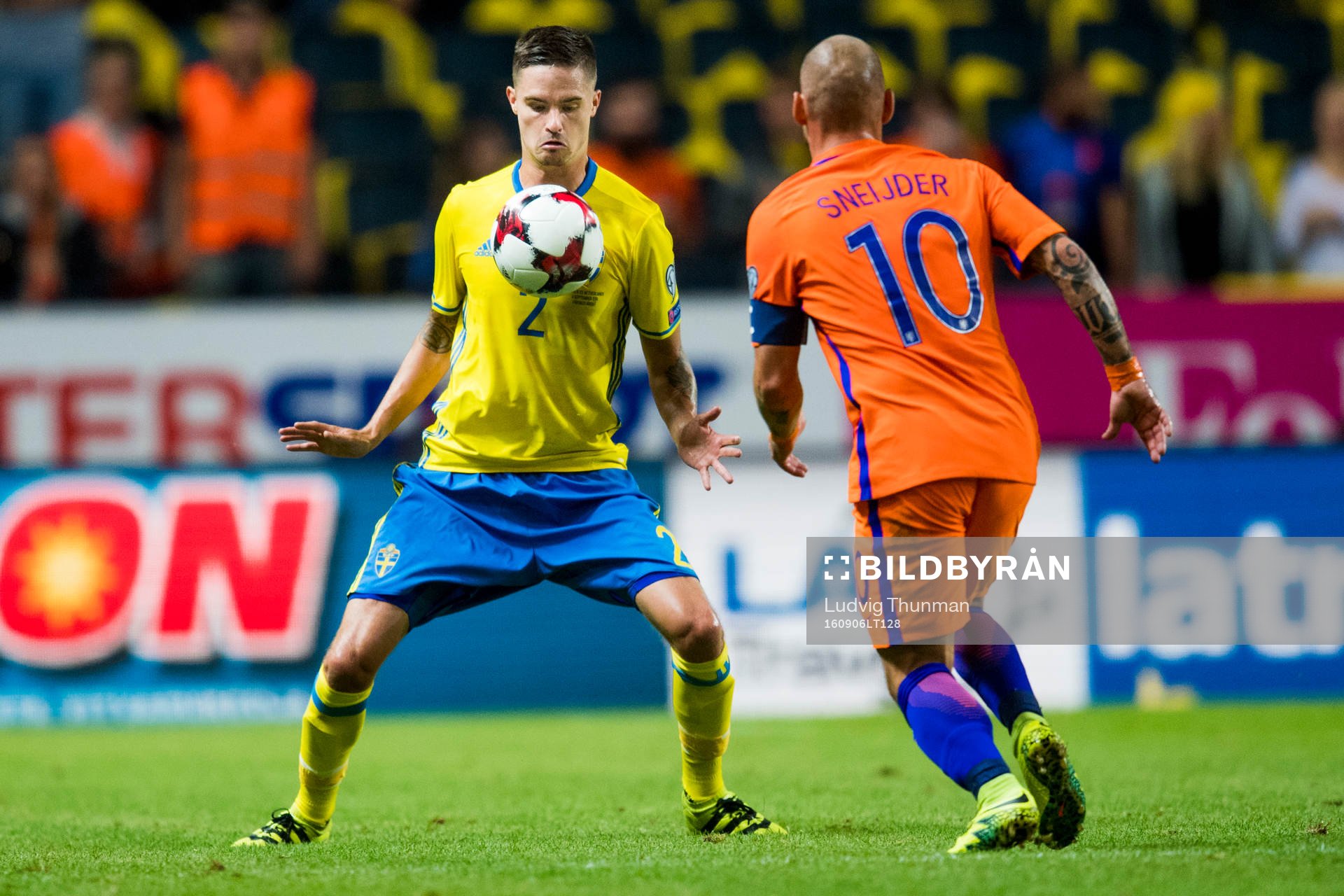 Sveriges Mikael Lustig och Hollands Wesley Sneijder