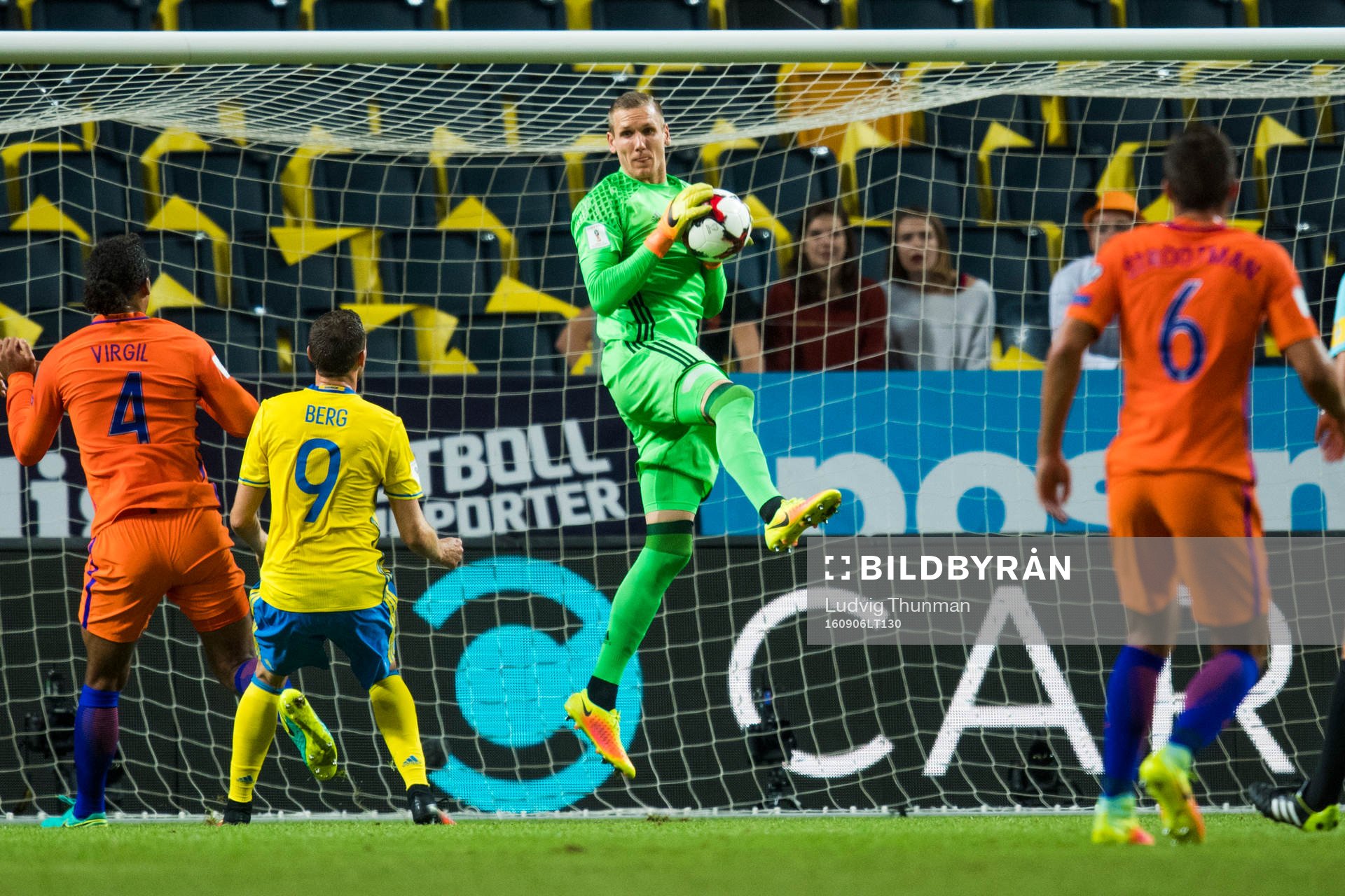 Sveriges målvakt Robin Olsen räddar