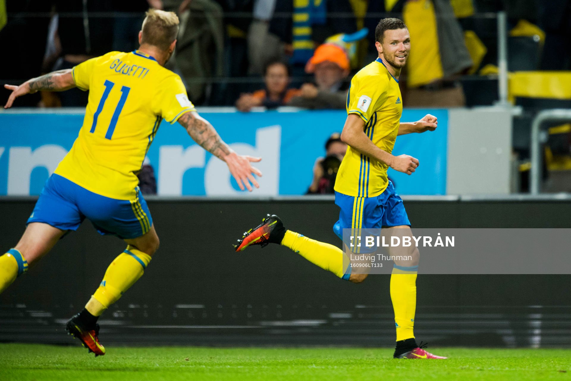 Sveriges John Guidetti jublar med Marcus Berg som gjort 1-0