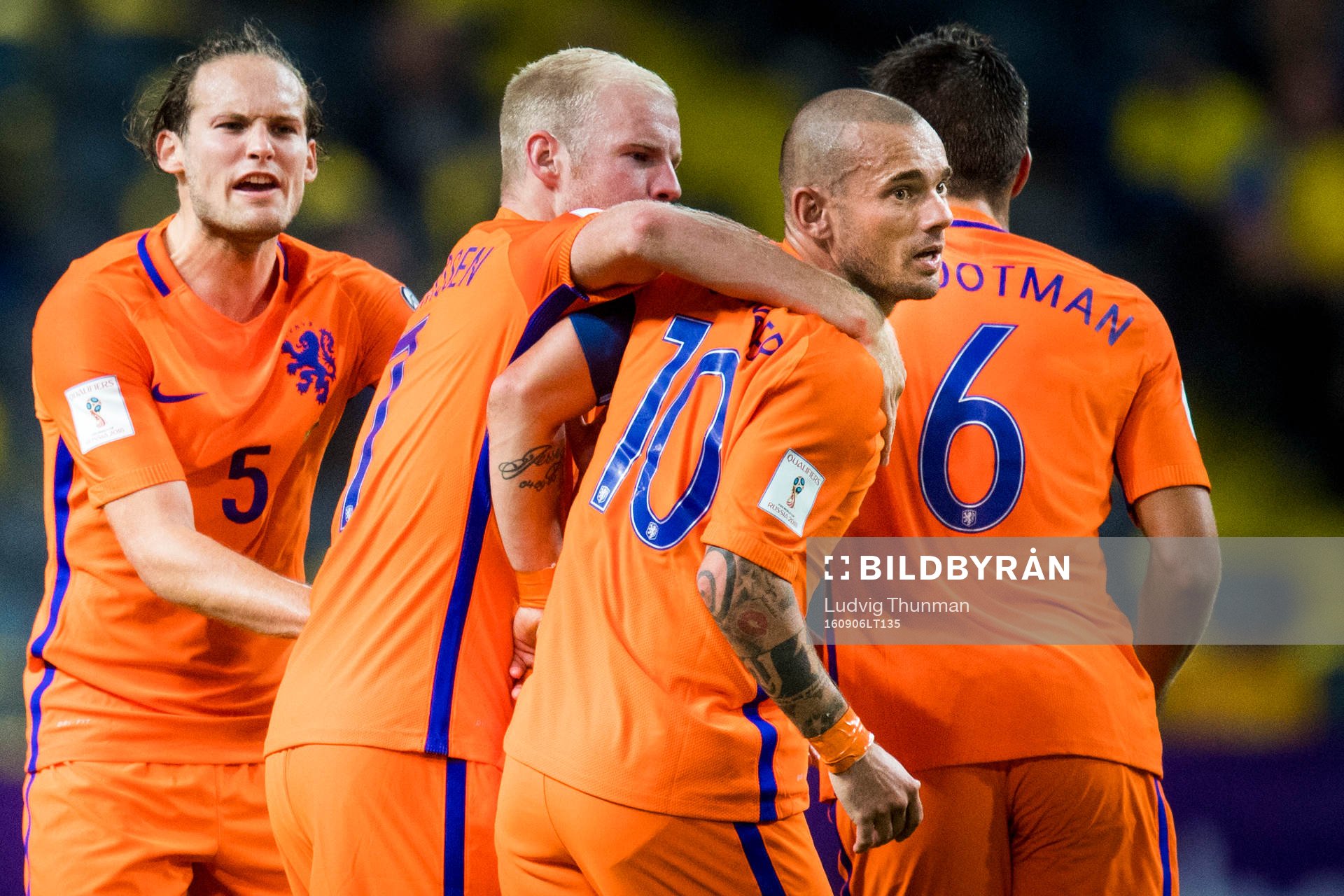 Hollands Wesley Sneijder kramas om av Daley Blind och Davy Klaassen efter han gjort 1-1 under fotbollsmatchen i VM-kvalet mellan Sverige och Holland den 6 september 2016 i Stockholm.