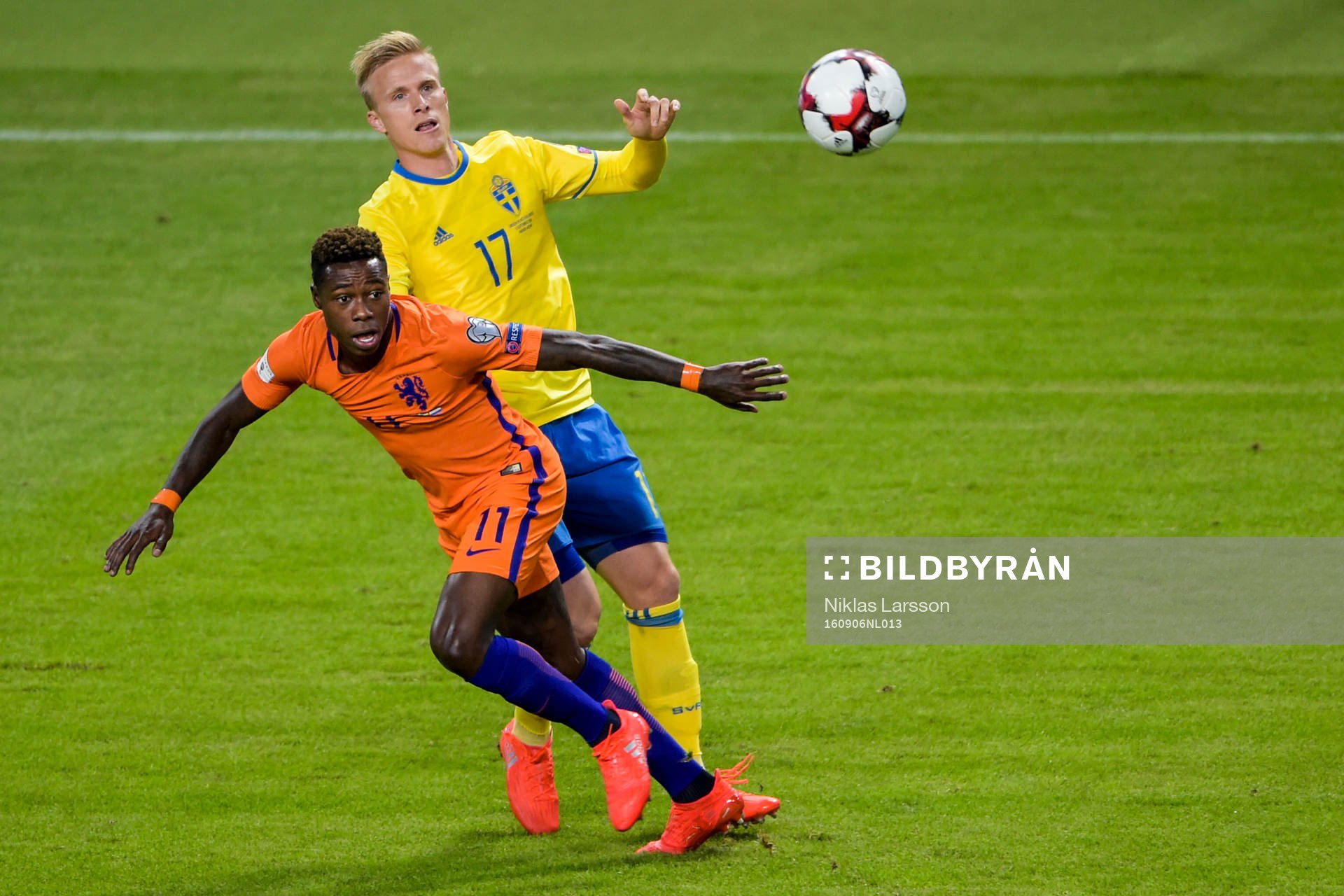 Sveriges Oscar Wendt och Hollands Quincy Promes