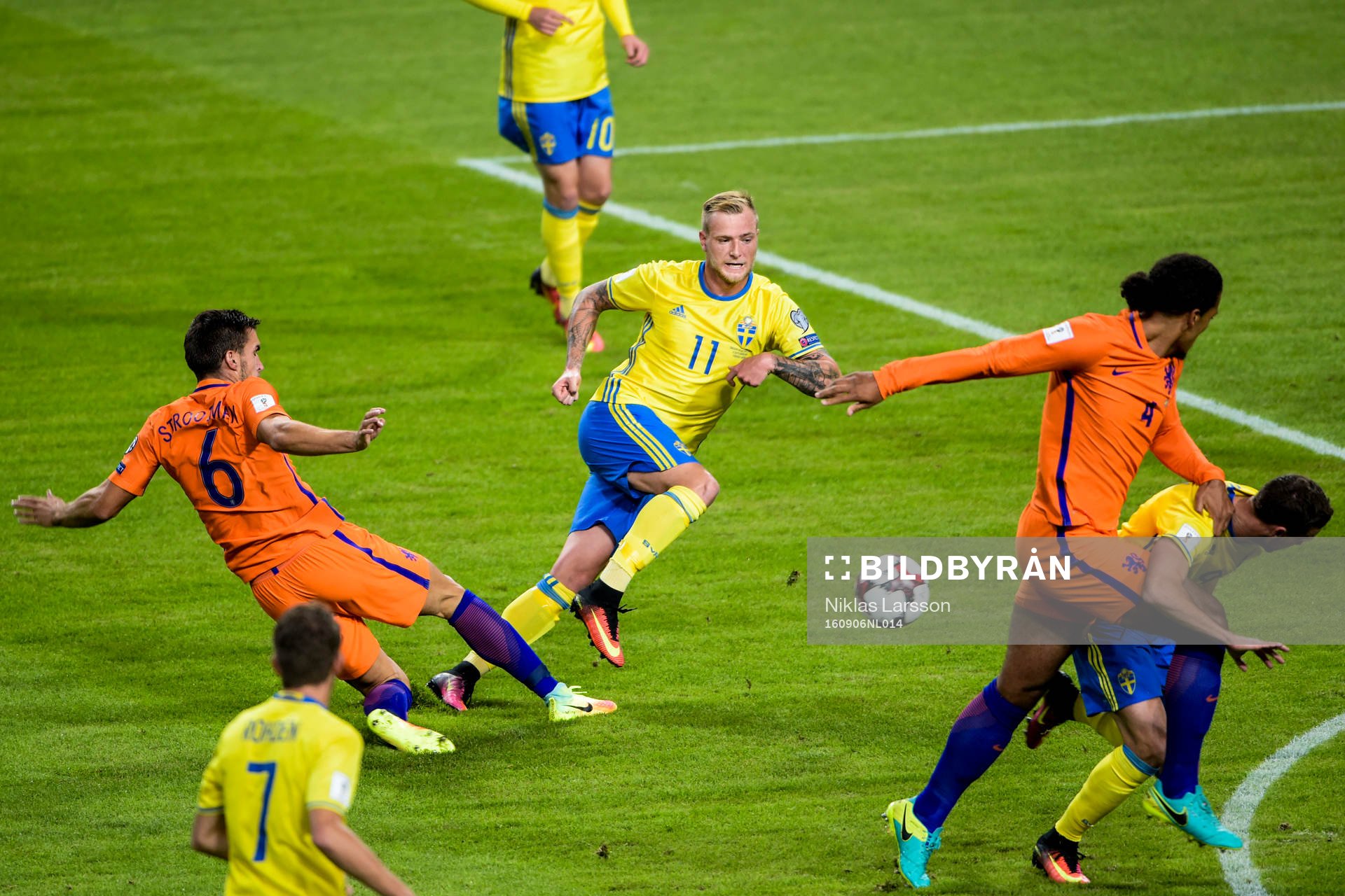 Hollands Kevin Strootman och Sveriges John Guidetti