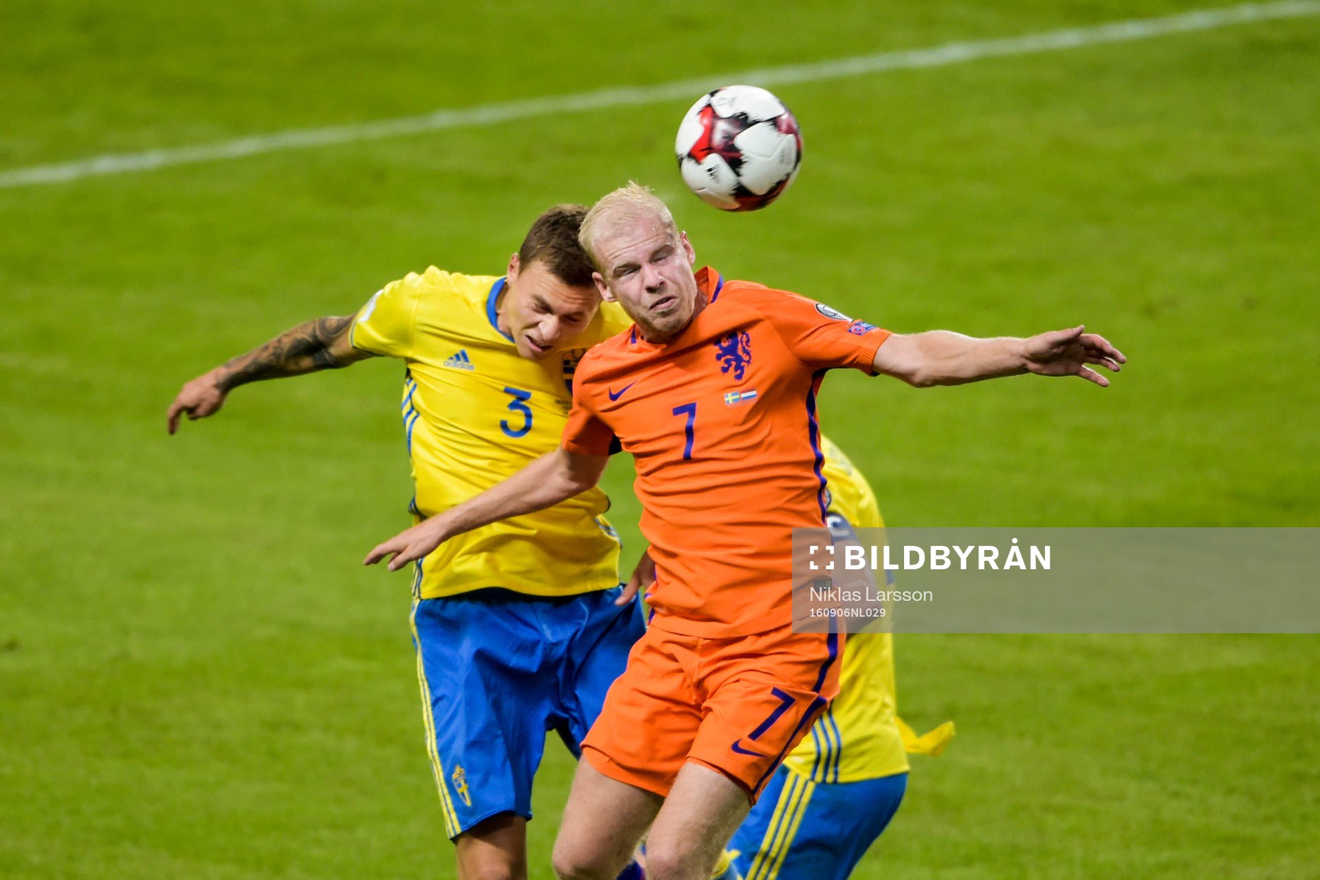 Sveriges Victor Nilsson Lindelöf och Hollands Davy Klaassen