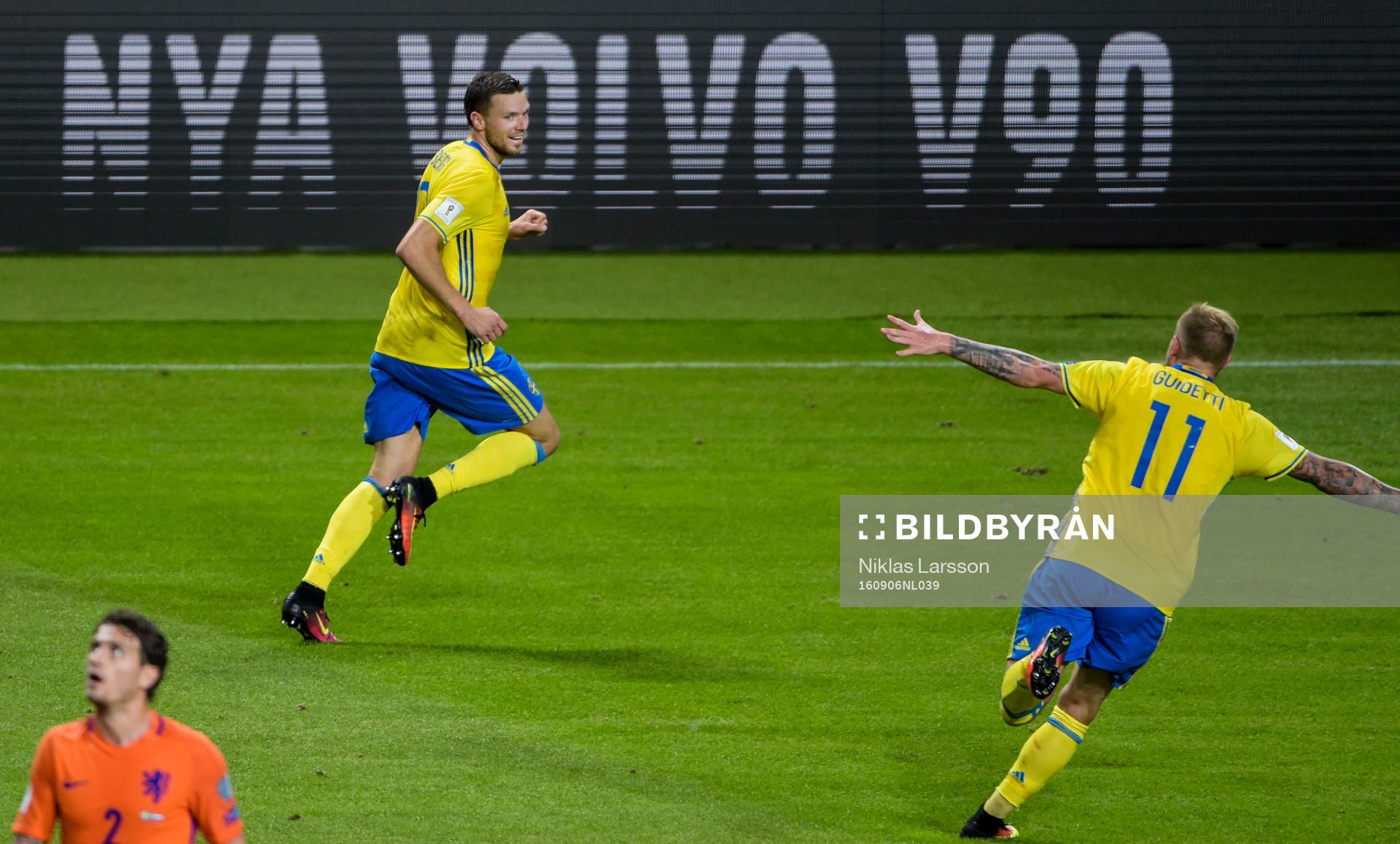 Sveriges Marcus Berg och John Guidetti jublar