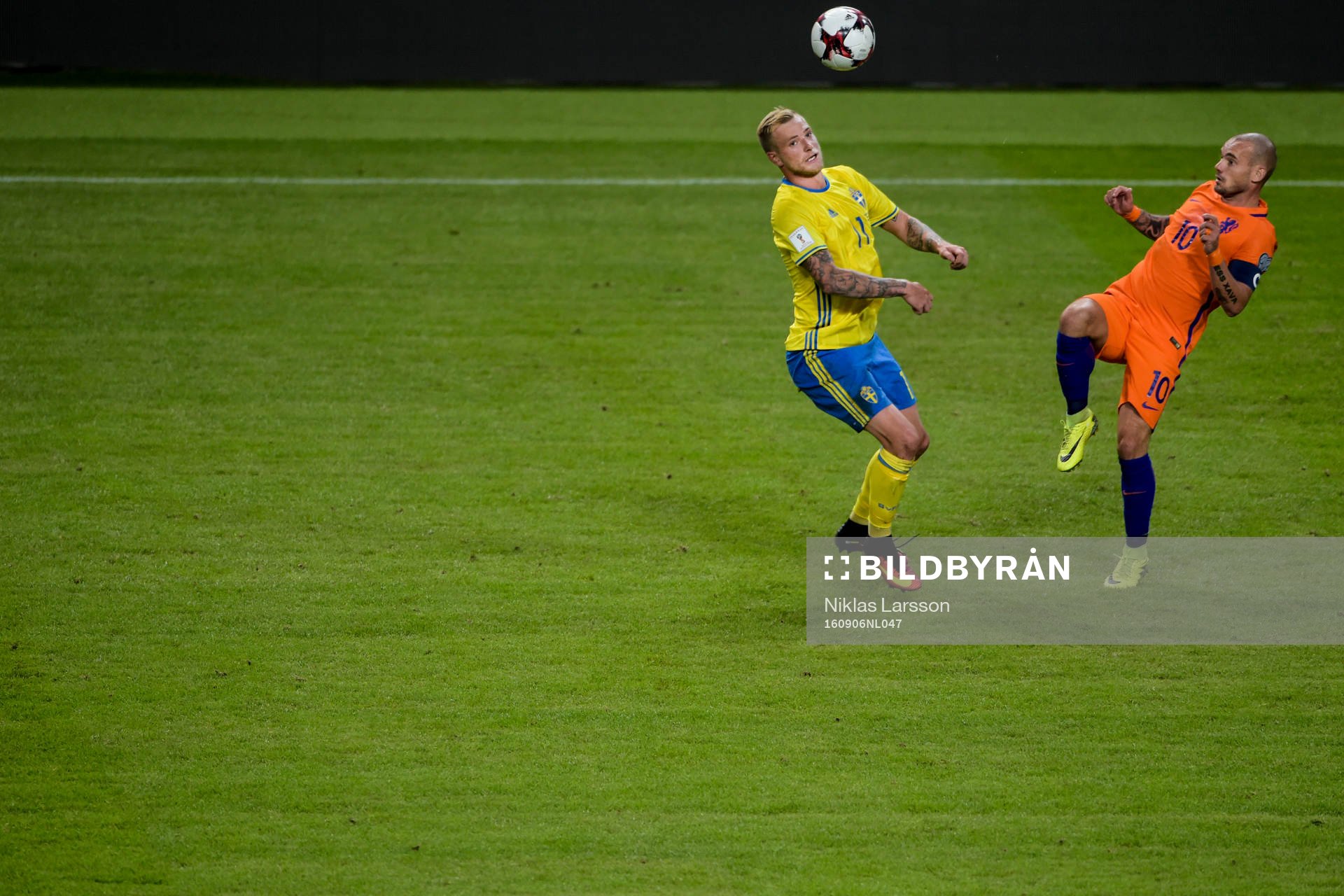 Sveriges John Guidetti och Hollands Wesley Sneijder