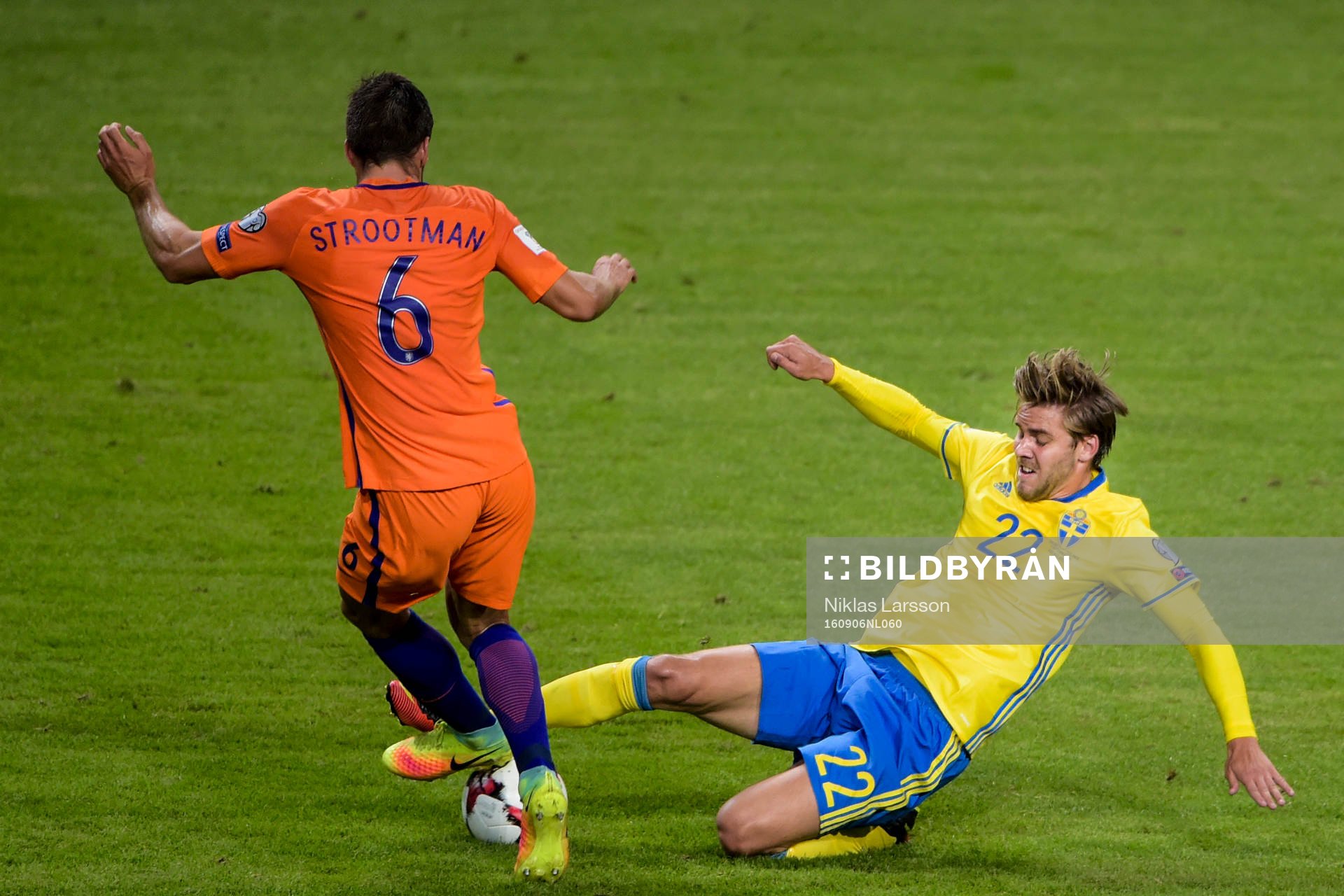 Sveriges Christoffer Nyman och Hollands Kevin Strootman