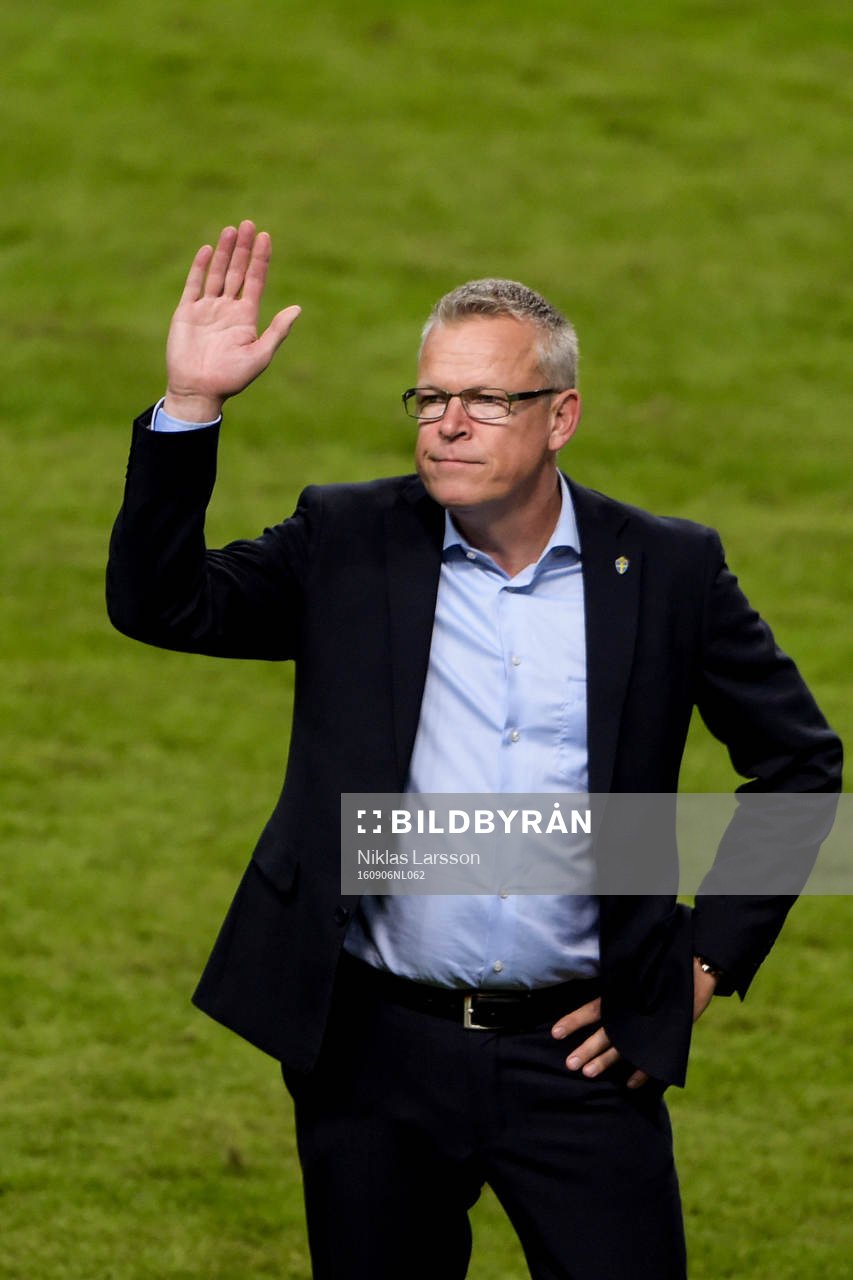 Sveriges förbundskapten Janne Andersson tackar publiken