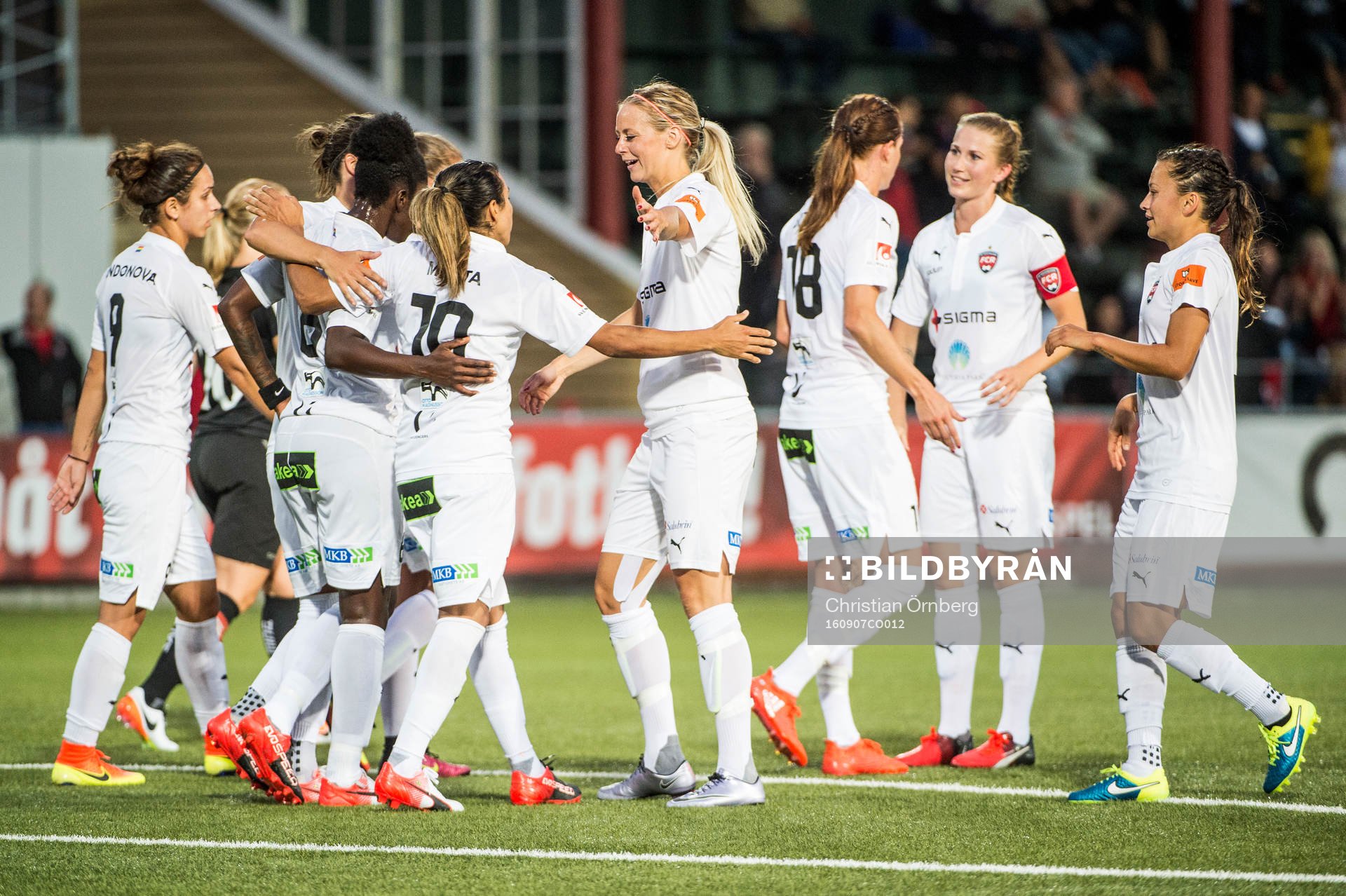 Rosengårds Anita Asante och Amanda Ilestedt kramar om