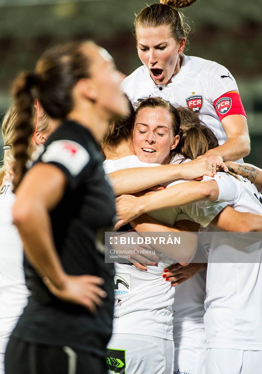 Rosengårds Emma Berglund hoppar upp av glädje på lagkamraterna och Lotta Schelin efter 2-1 under fotbollsmatchen i Damallsvenskan mellan Rosengård och Kopparbergs/Göteborg den 7 september 2016 i Malmö.