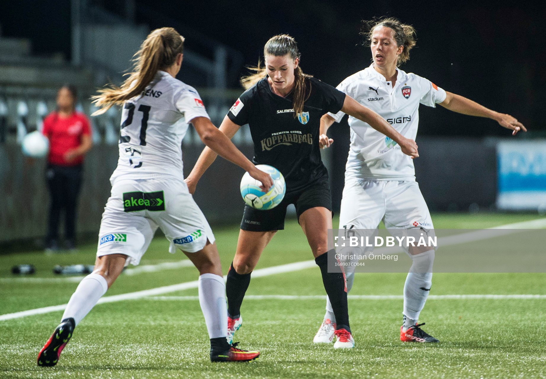 Närkamp mellan Rosengårds Lieke Martens och Lina Nilsson
