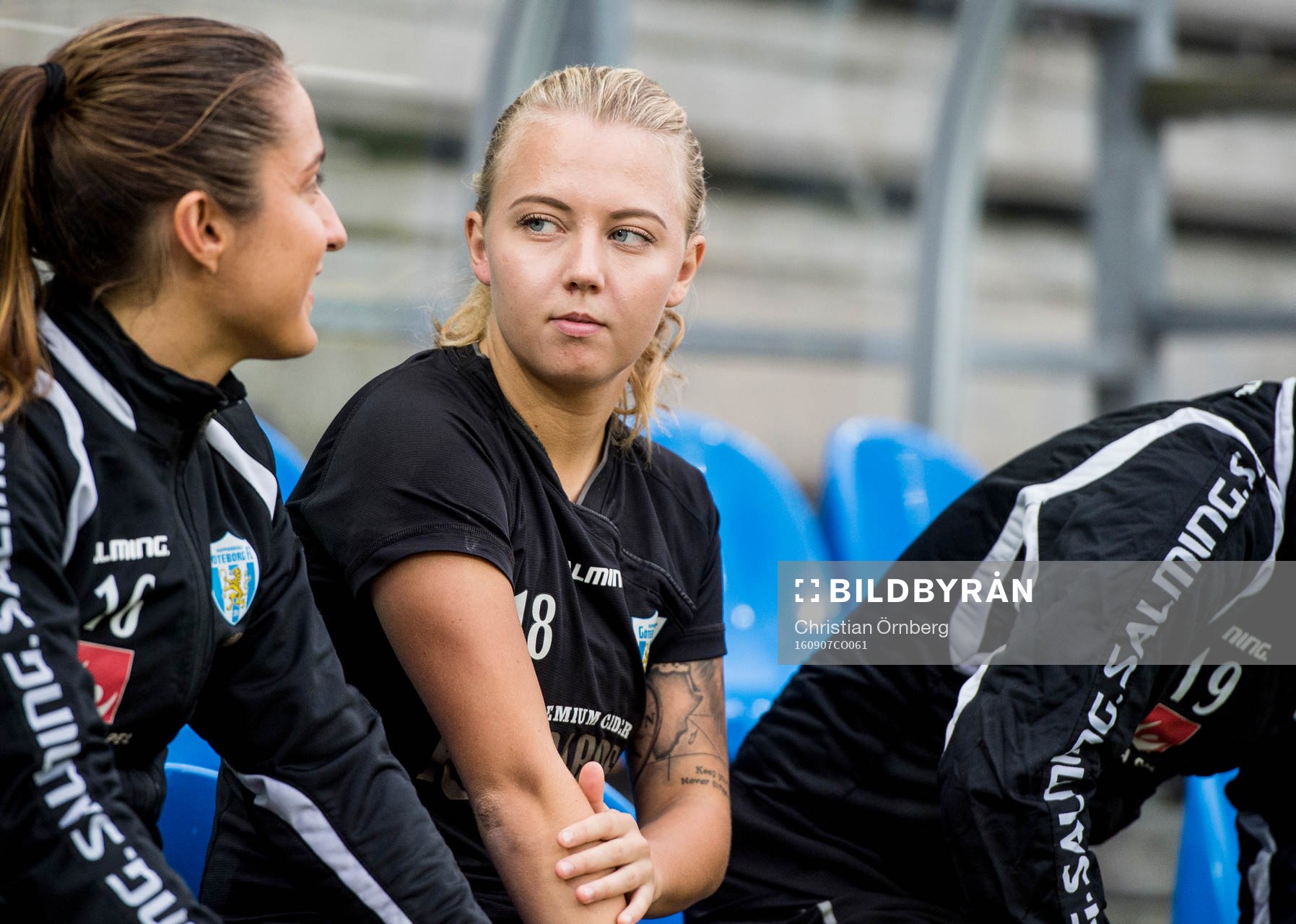 Göteborgs Irvina Bajramovic och Nathalie Persson på bänken under fotbollsmatchen i Damallsvenskan mellan Rosengård och Kopparbergs/Göteborg den 7 september 2016 i Malmö.