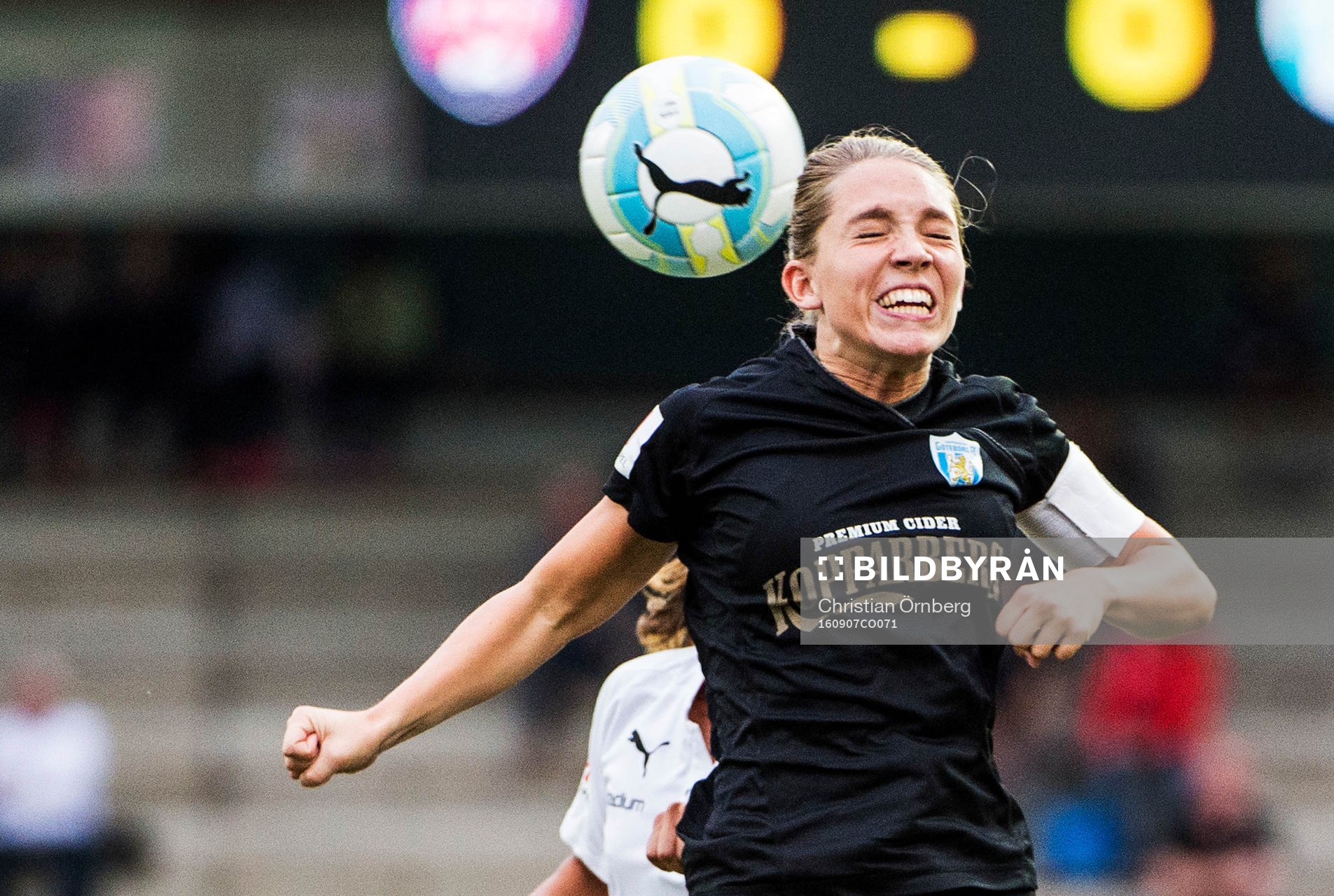 Göteborgs Elin Rubensson nickar bollen