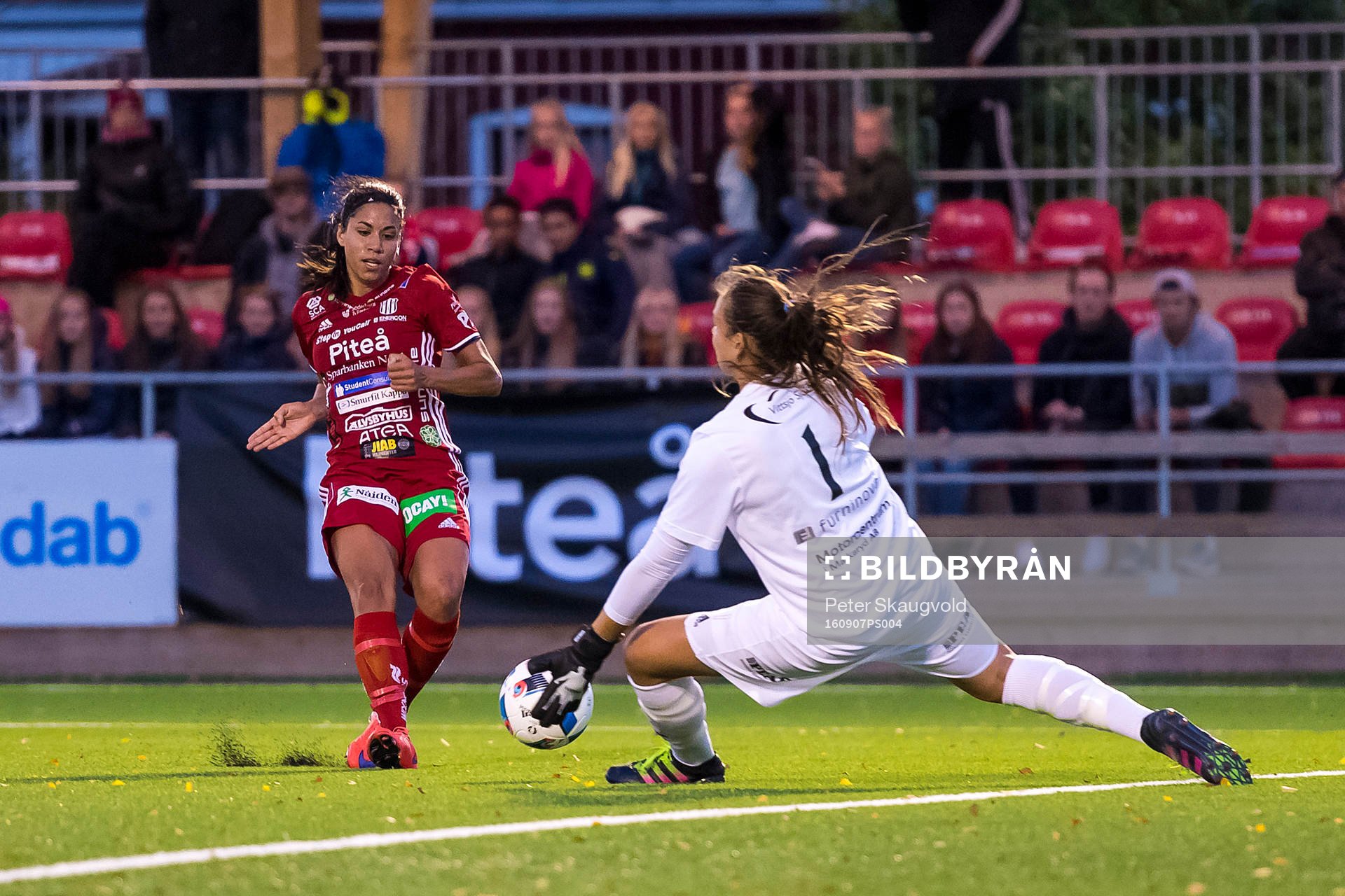 Vittsjös målvakt Katlynn Fraine räddar ett skott från