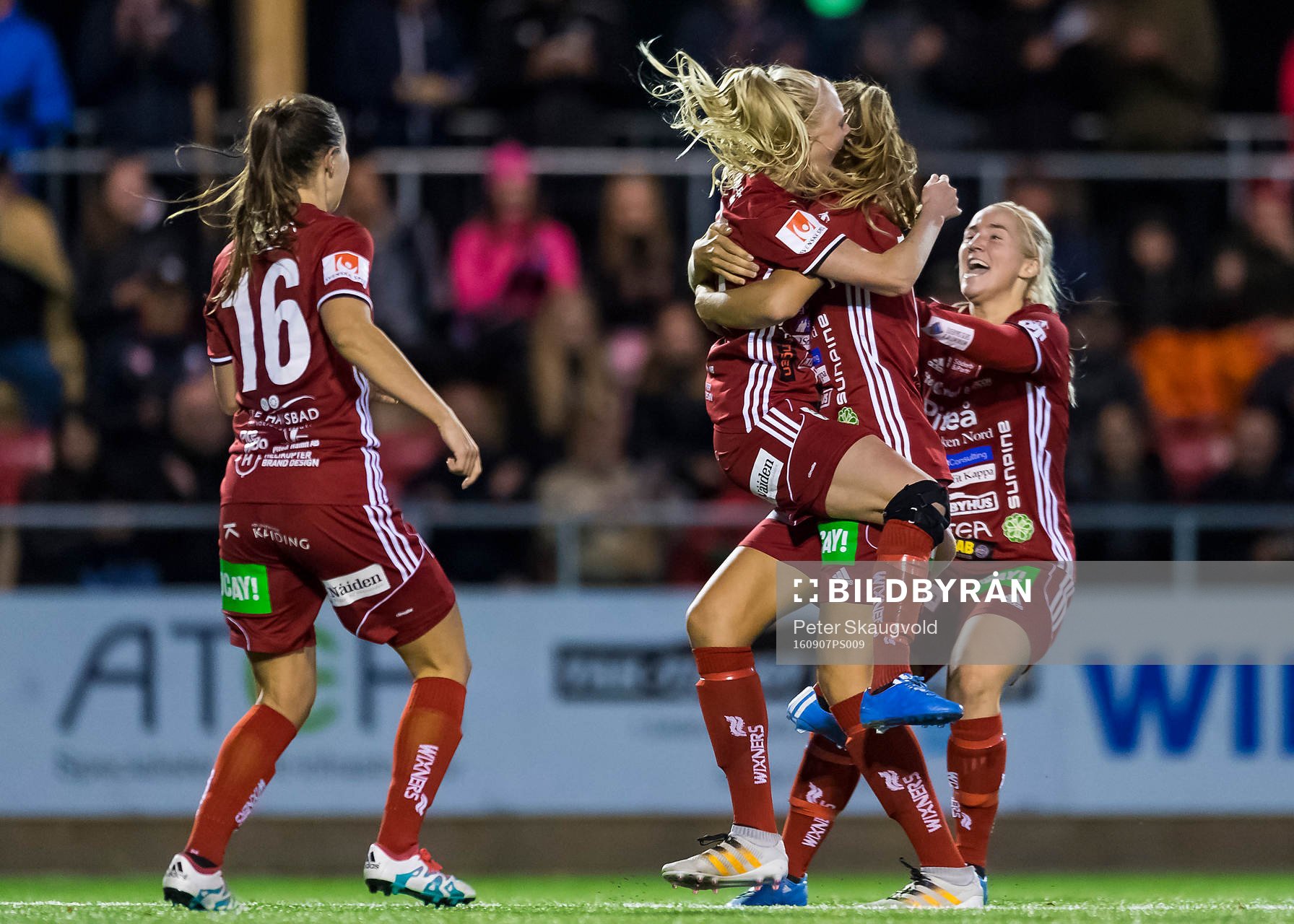 Piteås Elin Bragnum kramar om Nina Jakobsson