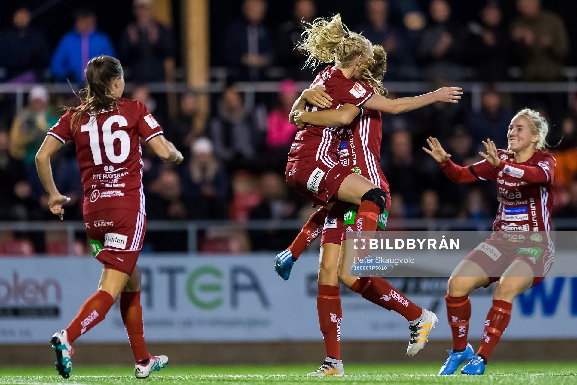 Piteås Elin Bragnum kramar om Nina Jakobsson