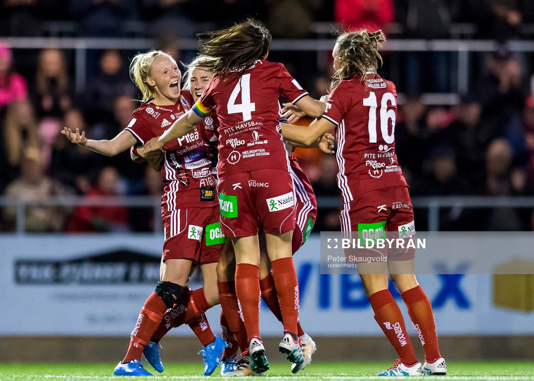 Piteås Elin Bragnum (v) jublar