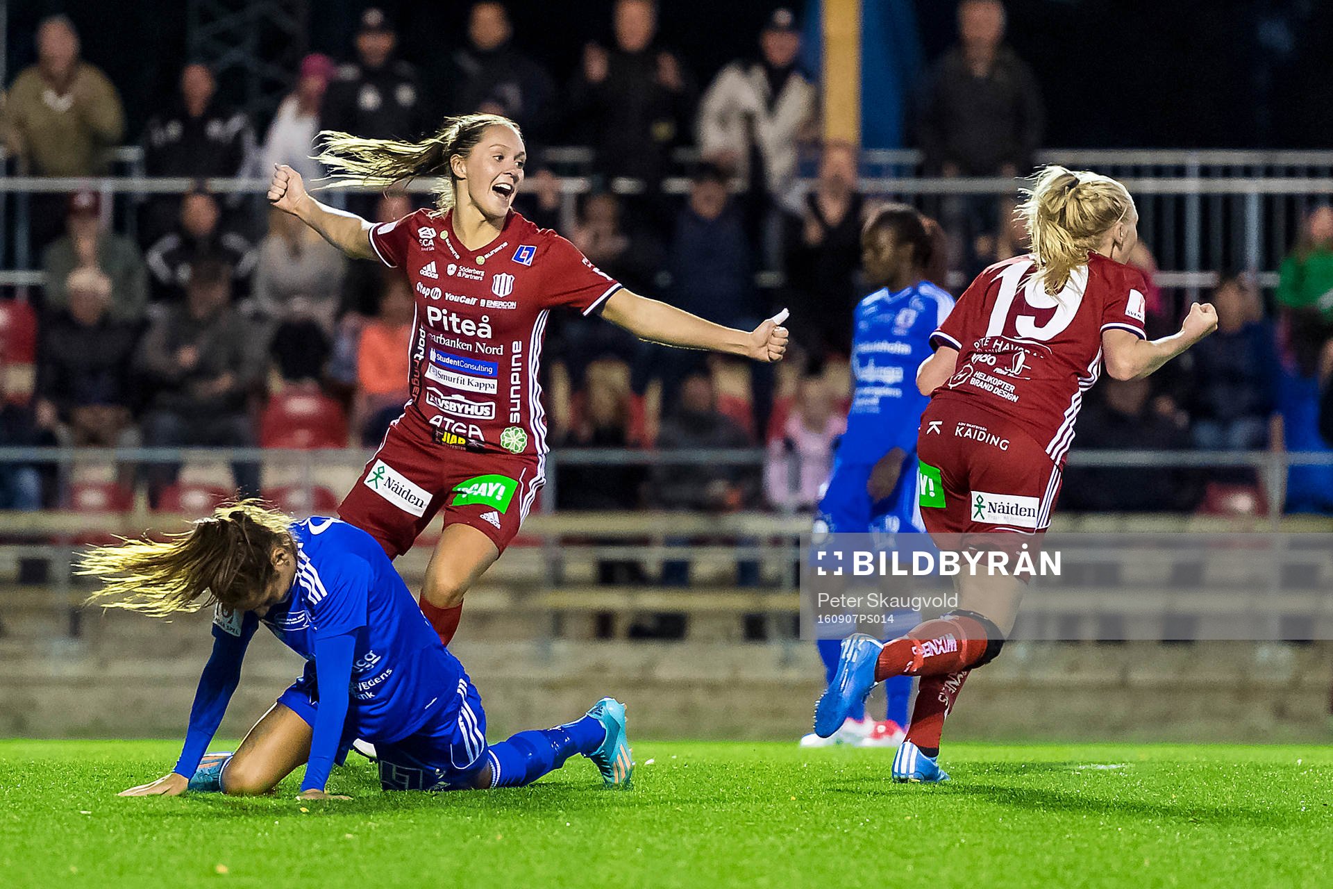 Piteås Felicia Karlsson (v) jublar