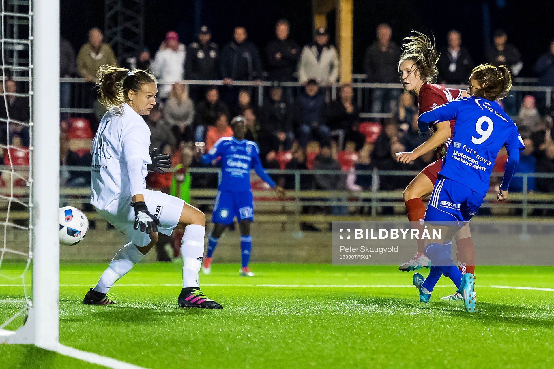 Piteås Felicia Karlsson gör 2-0 bakom Vittsjös målvakt