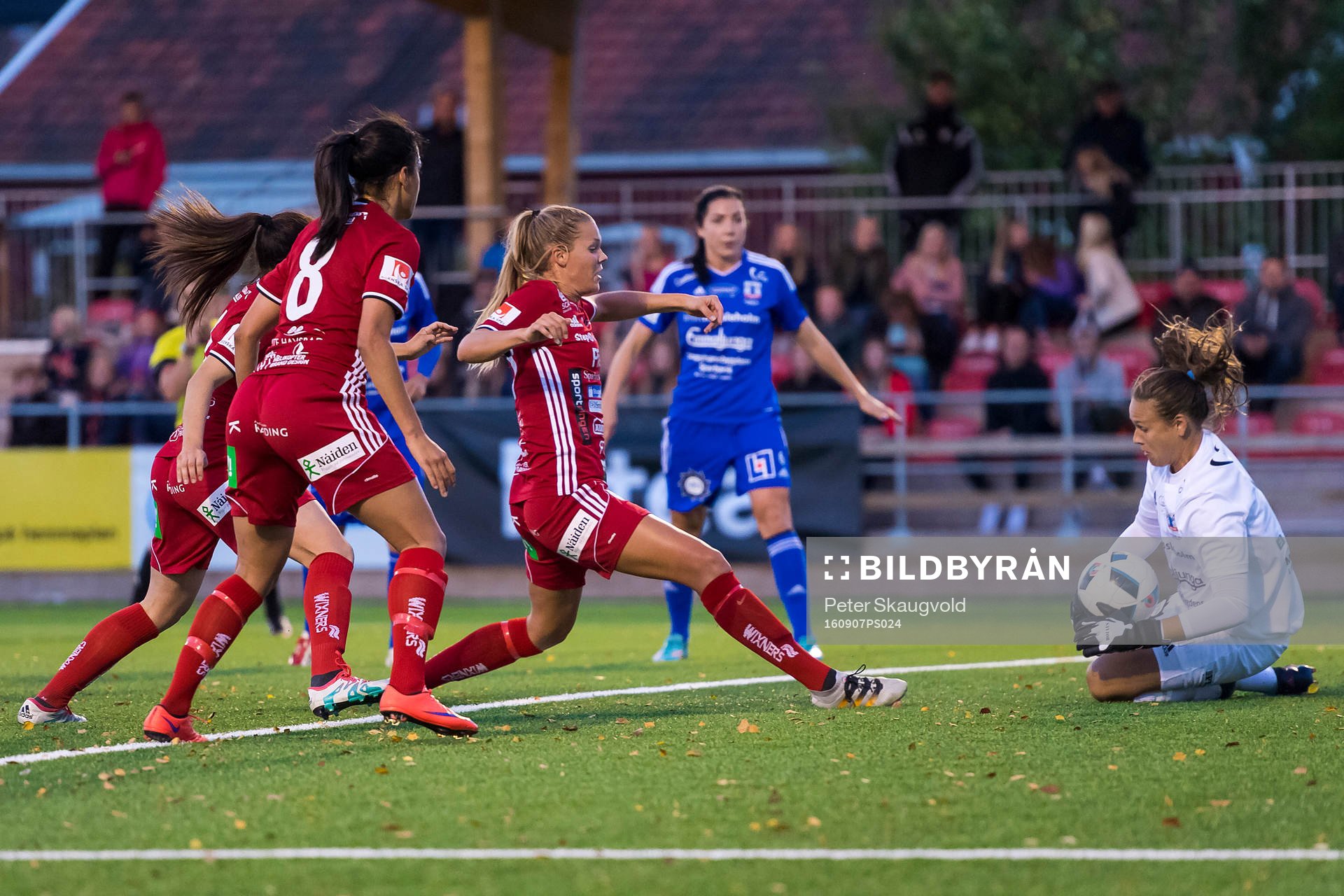 Vittsjös målvakt Katlynn Fraine räddar ett skott från