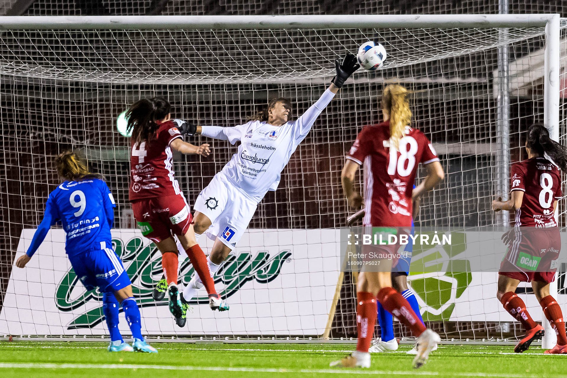 Vittsjös målvakt Katlynn Fraine räddar en nick från Piteås Josefin Johansson under fotbollsmatchen i Damallsvenskan mellan Piteå och Vittsjö den 7 september 2016 i Piteå.