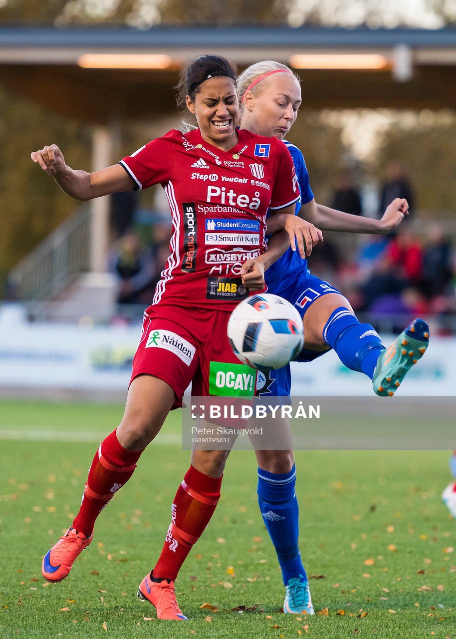Piteås Tempest-Marie Norlin i kamp med Vittsjös Alexandra Benediktsson under fotbollsmatchen i Damallsvenskan mellan Piteå och Vittsjö den 7 september 2016 i Piteå.