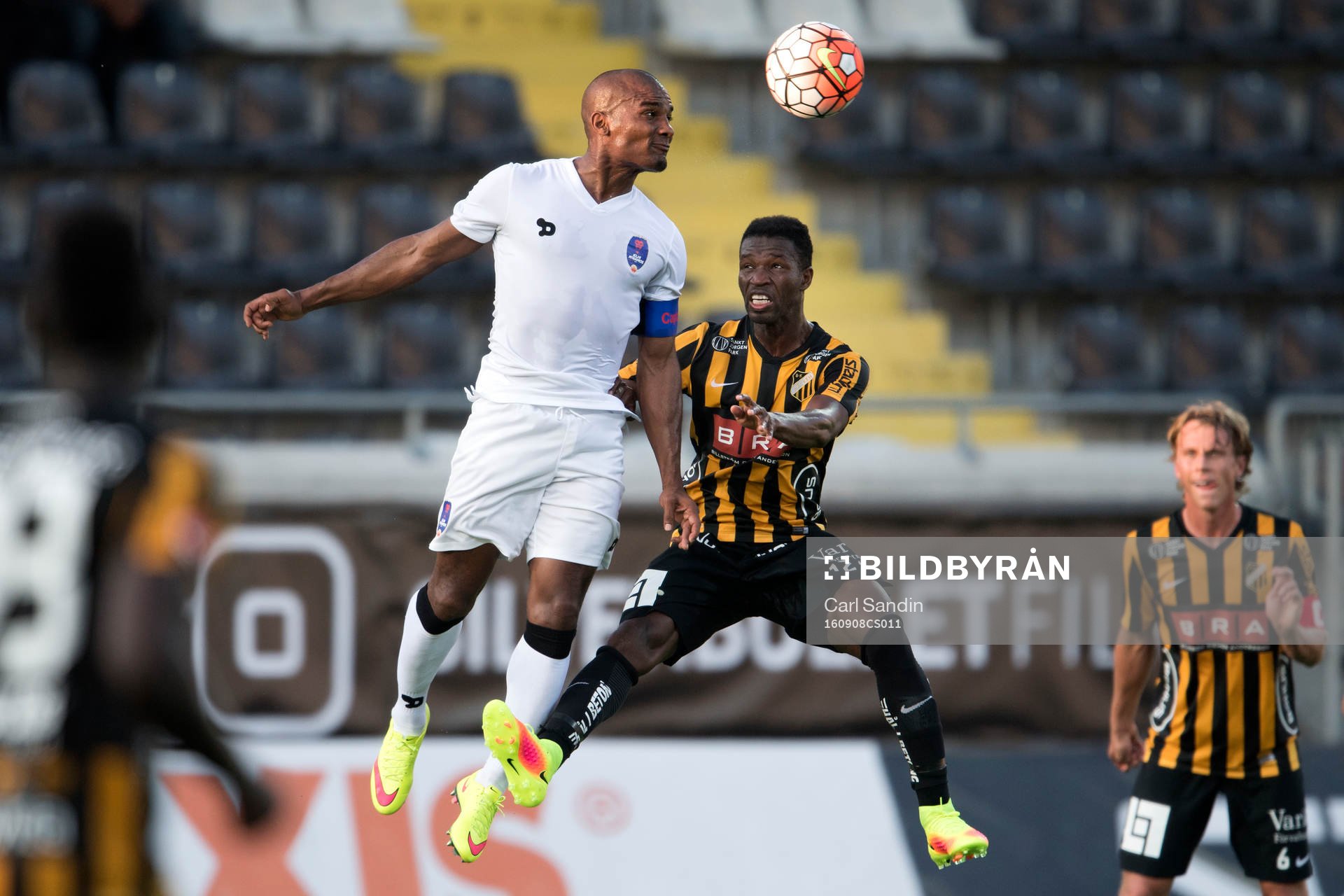 Delhi Dynamos Florent Malouda i nickduell med Häckens Mohammed Abubakari under en träningsmatch i fotboll mellan Häcken och Delhi Dynamos den 8 september 2016 i Göteborg.