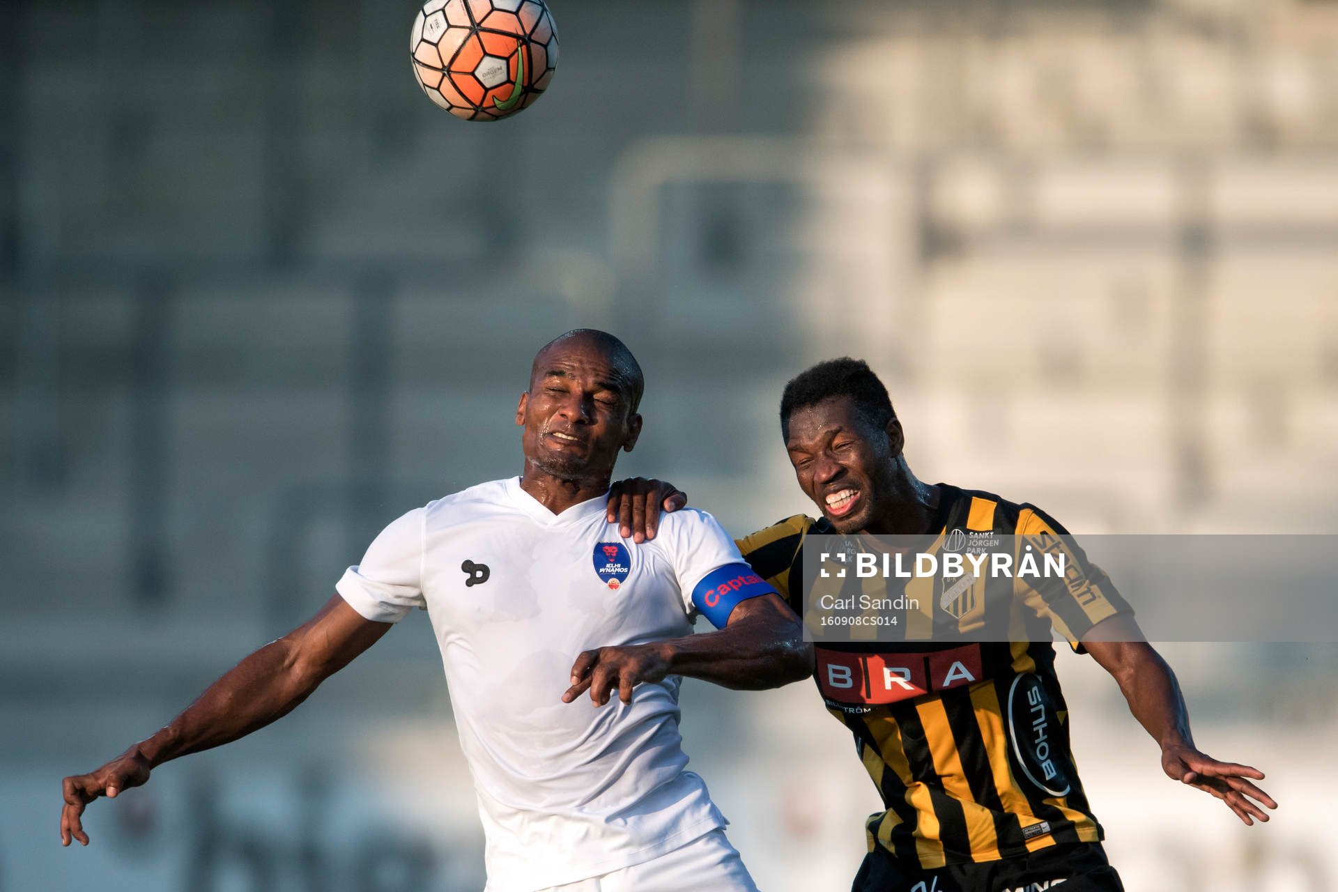 Delhi Dynamos Florent Malouda i nickduell med Häckens Mohammed Abubakari under en träningsmatch i fotboll mellan Häcken och Delhi Dynamos den 8 september 2016 i Göteborg.