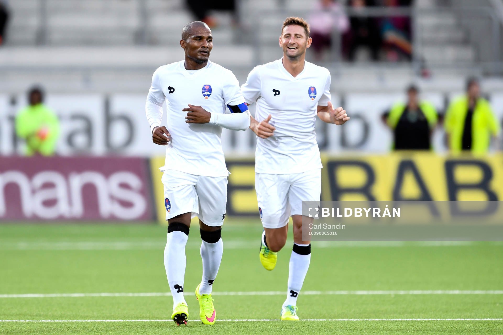 Delhi Dynamos Florent Malouda och Ruben jublar