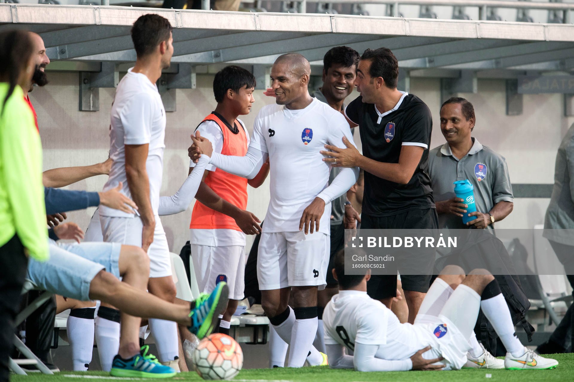 Delhi Dynamos Florent Malouda jublar på bänken efter att han gjort 2-2 under en träningsmatch i fotboll mellan Häcken och Delhi Dynamos den 8 september 2016 i Göteborg.