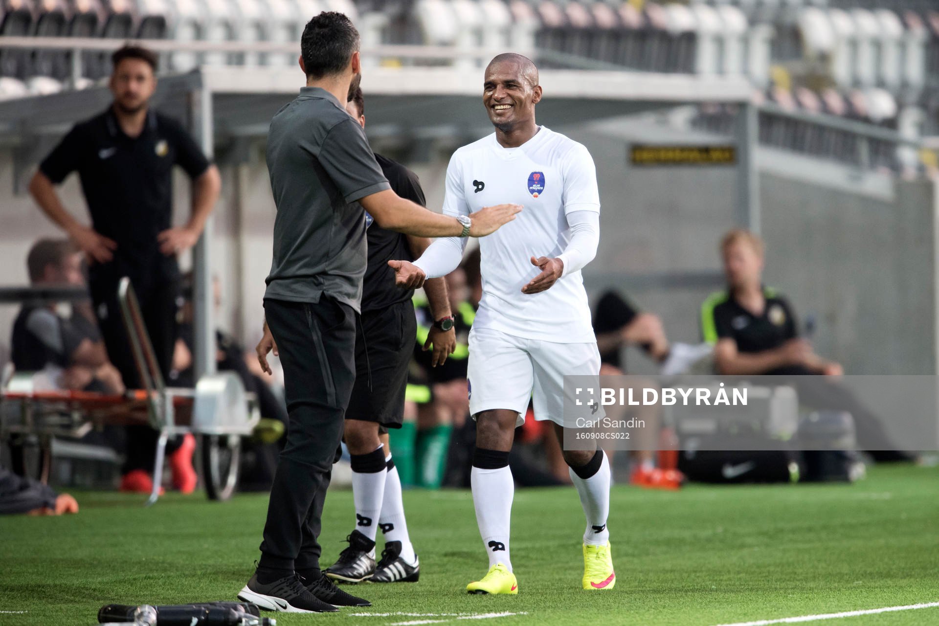 Delhi Dynamos tränare Gianluca Zambrotta (vänd från kameran) och Florent Malouda jublar efter att han gjort 2-2 under en träningsmatch i fotboll mellan Häcken och Delhi Dynamos den 8 september 2016 i Göteborg.