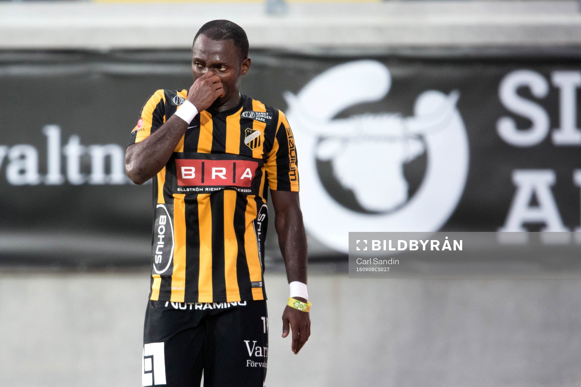 Häckens John Owoeri byts ut