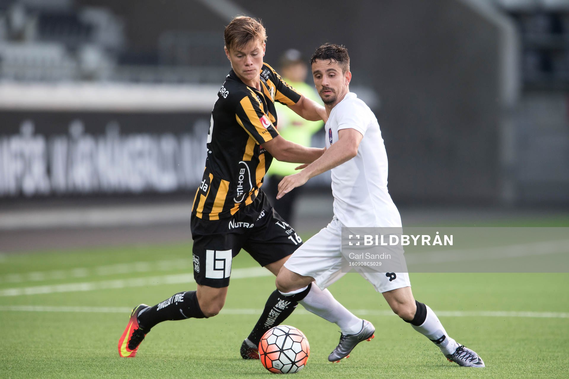 Häckens Albin Skoglund och Delhi Dynamos Marcelinho